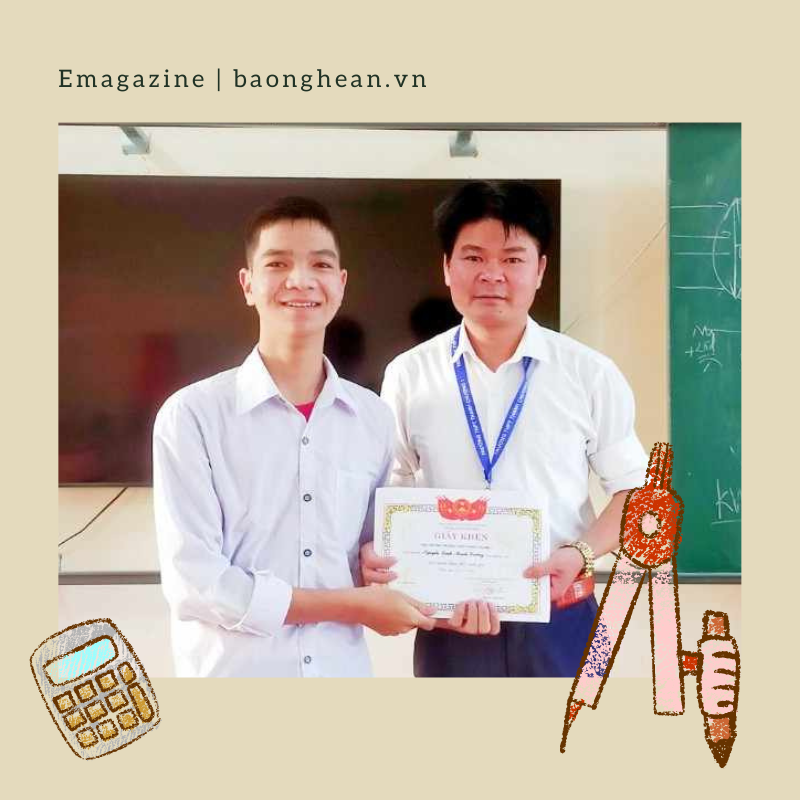 Thầy giáo Nguyễn Cảnh Tài - Trường THPT Thanh Chương 1 trao giấy khen cho học sinh.