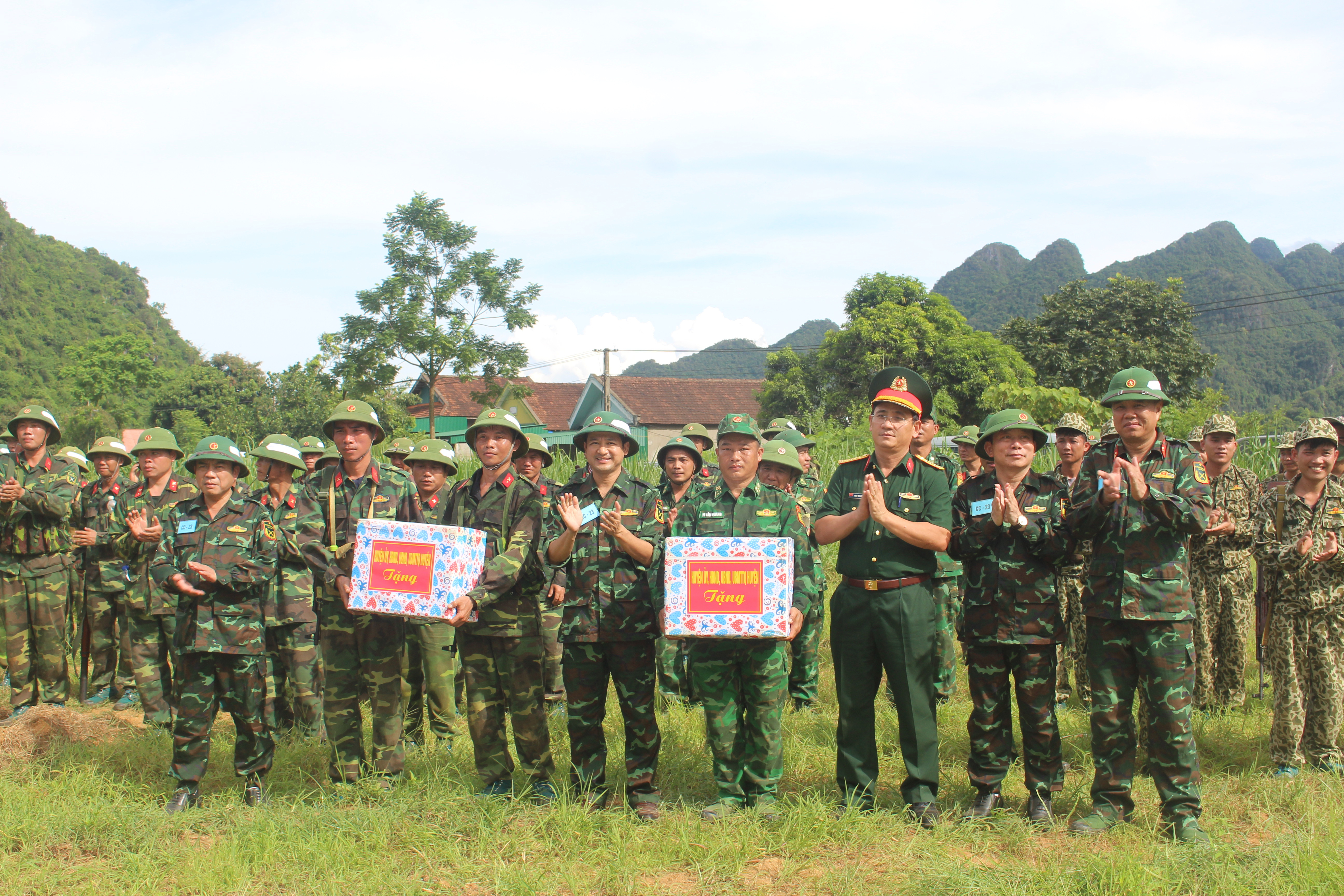 bna-Đ.c Phan Đại Nghĩa trao quà cho cán bộ chiễn sỹ tham gia diễn tập thực binh.JPG