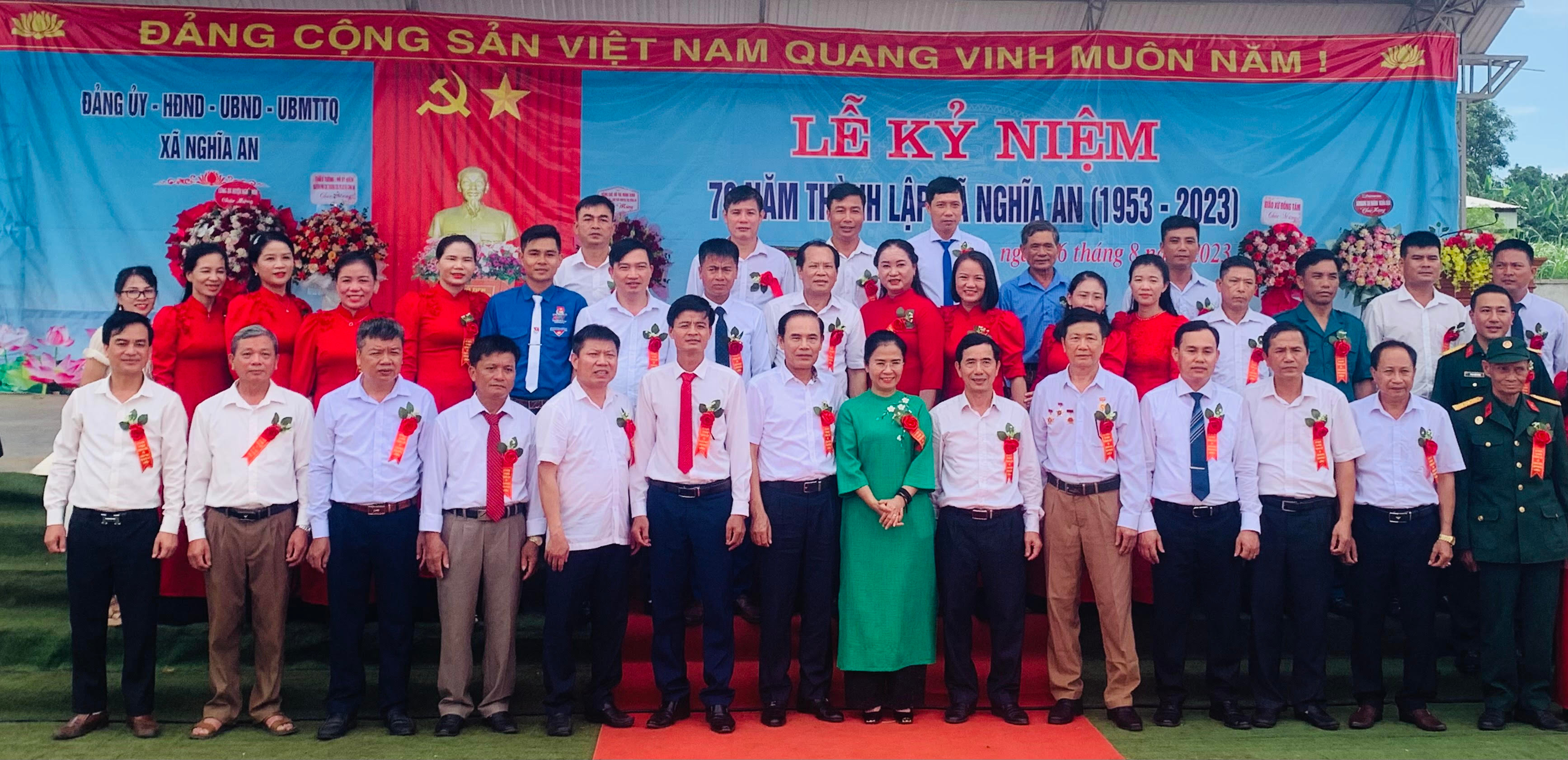 bna-Đồng chí Võ Thị Minh Sinh chụp ảnh lưu niệmcùng các đại biểu 6.jpg