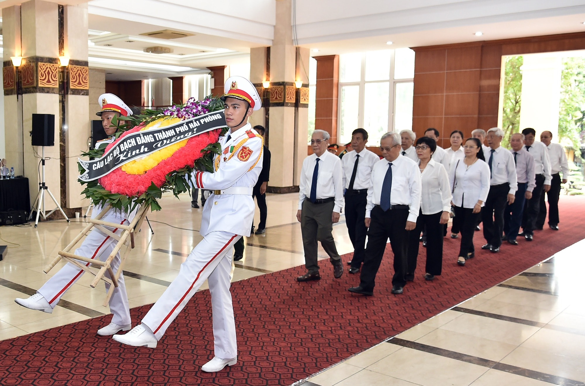 Các tổ chức đoàn thể, cá nhân đến viếng Phó Thủ tướng Lê Văn Thành. Ảnh VGP-Đức Tuân.jpeg