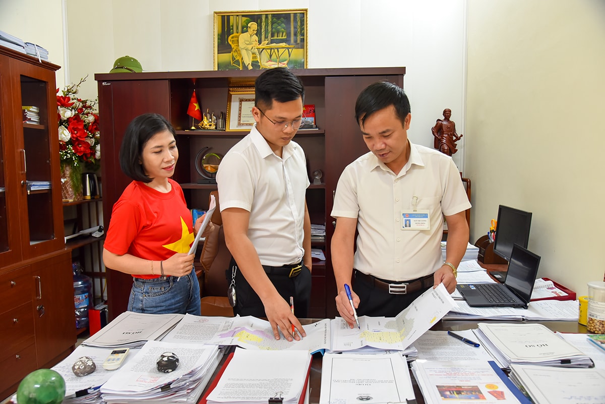 Cán bộ Sở Nội vụ trao đổi về chủ trương sắp xếp đơn vị hành chính. Ảnh: Thanh Lê