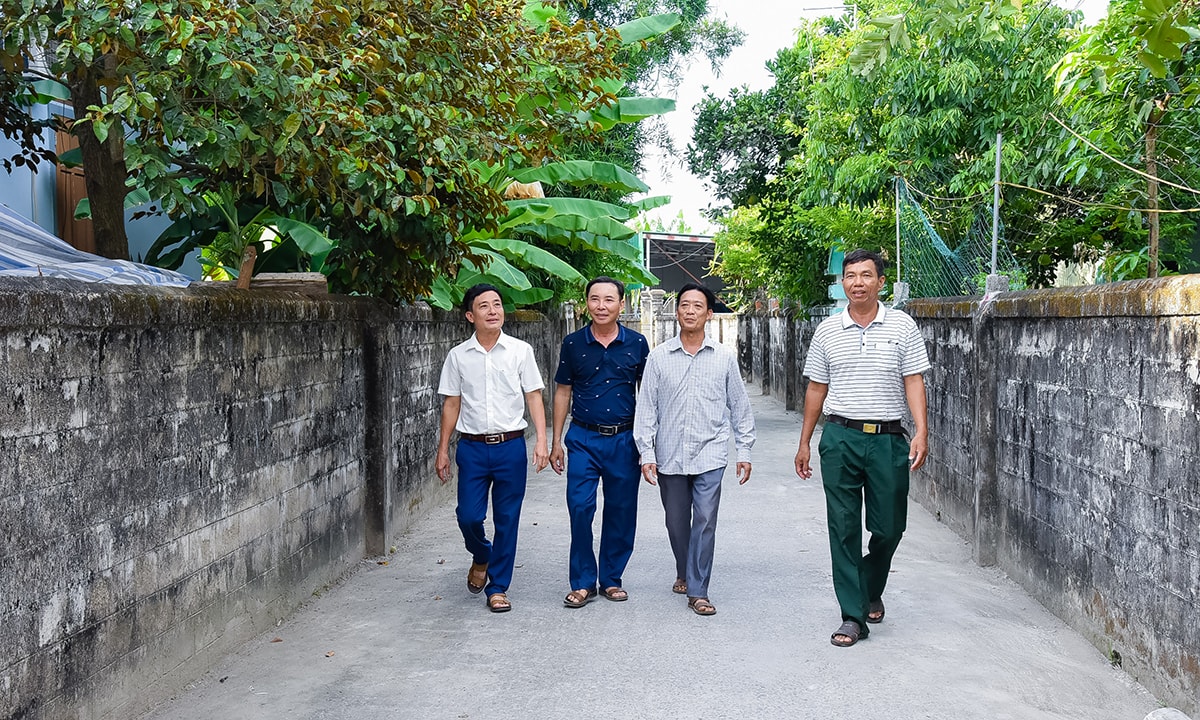Lãnh đạo xã Nghi Long (Nghi Lộc) trao đổi với người dân xóm Kim La về phong trào xây dựng NTM kiểu mẫu. Ảnh: Thanh Lê