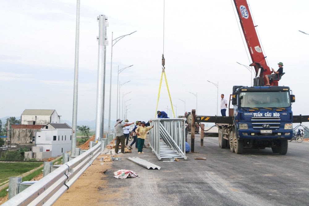 bna_Thi công lắp biển bảo tín hiệu phía trên cao tốc đoạn qua Quỳnh Giang huyện Quỳnh Lưu_ Ảnh Nguyễn Hải.jpg