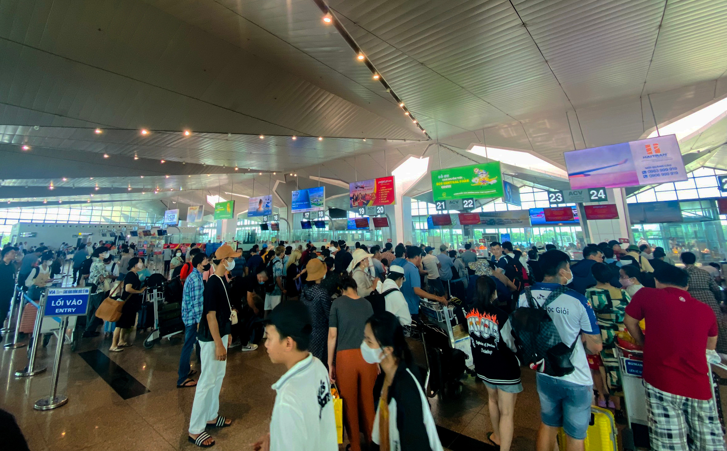 bna_Hành khách làm thủ tục đông đúc tại sân bay Vinh vào các dịp nghỉ lễ ảnh Quang An.jpg