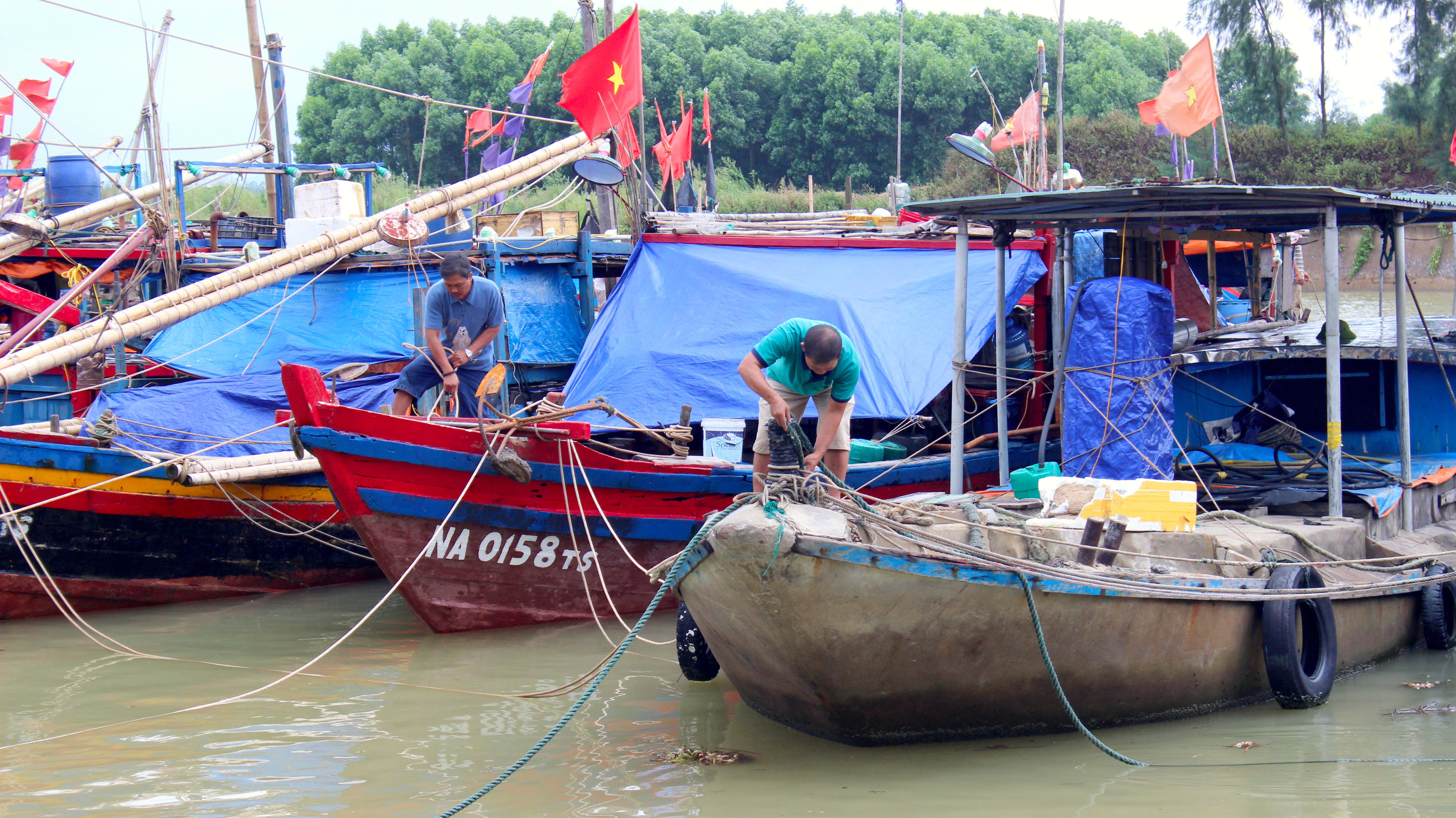 bna_Ngư dân phường Nghi Hỉa TX Cửa Lò neo đậu tàu thuyền tránh bão  tại cảng Cửa Hội_ảnh Quang An.jpg