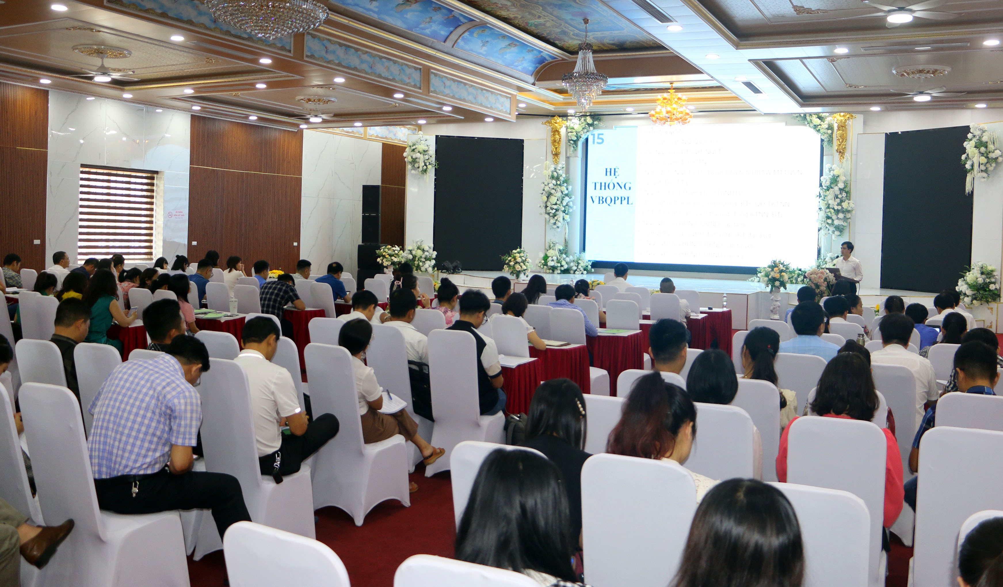 Tham dự Hội nghị gồm có gần 120 đại biểu đến từ các phòng, ban chuyên môn của của HĐND, UBND cấp tỉnh, cấp huyện. Ảnh: An Quỳnh.