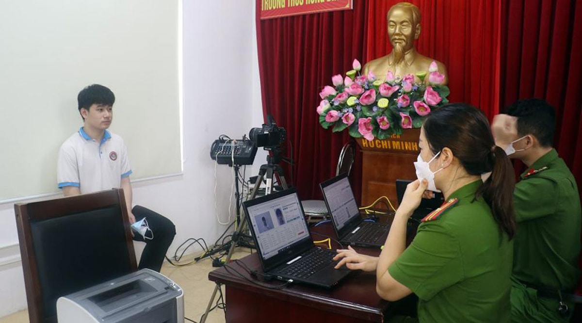 Công an TP Vinh làm thủ tục cấp căn cước công dân cho học sinh. Cơ sở dữ liệu này sẽ được tích hợp vào Hệ thống dữ liệu Quốc gia về dân cư.