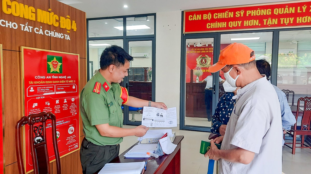 Công an trực tiếp hướng dẫn người dân dân các bước để làm hộ chiếu online.