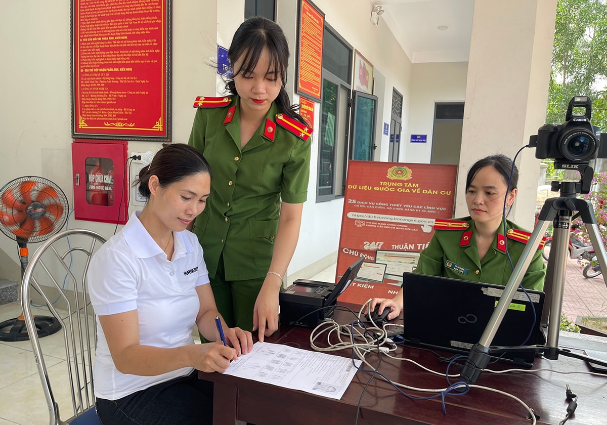 Chị Chế Thị Bích Liên (là công dân của phường Nghi Thu, TX. Cửa Lò nhưng hiện đang định cư và lập gia đình ở Đài Loan) tranh thủ làm định danh điện tử trong thời gian về thăm gia đình.