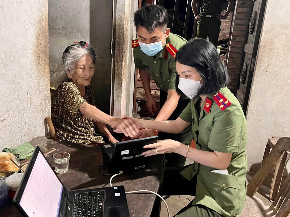 Công an các phường, xã trên địa bàn TP Vinh triển khai đợt cao điểm 70 ngày, đêm cấp thẻ căn cước công dân.