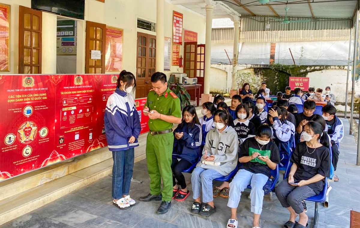 Công an huyện Quỳ Hợp hướng dẫn người dân cài định danh điện tử.
