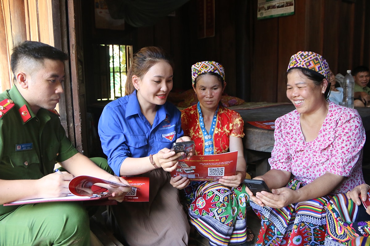 Công an xã Ngọc Lâm cùng Đoàn xã xuống tận bản tuyên truyền về việc kích hoạt định danh điện tử cho người dân.