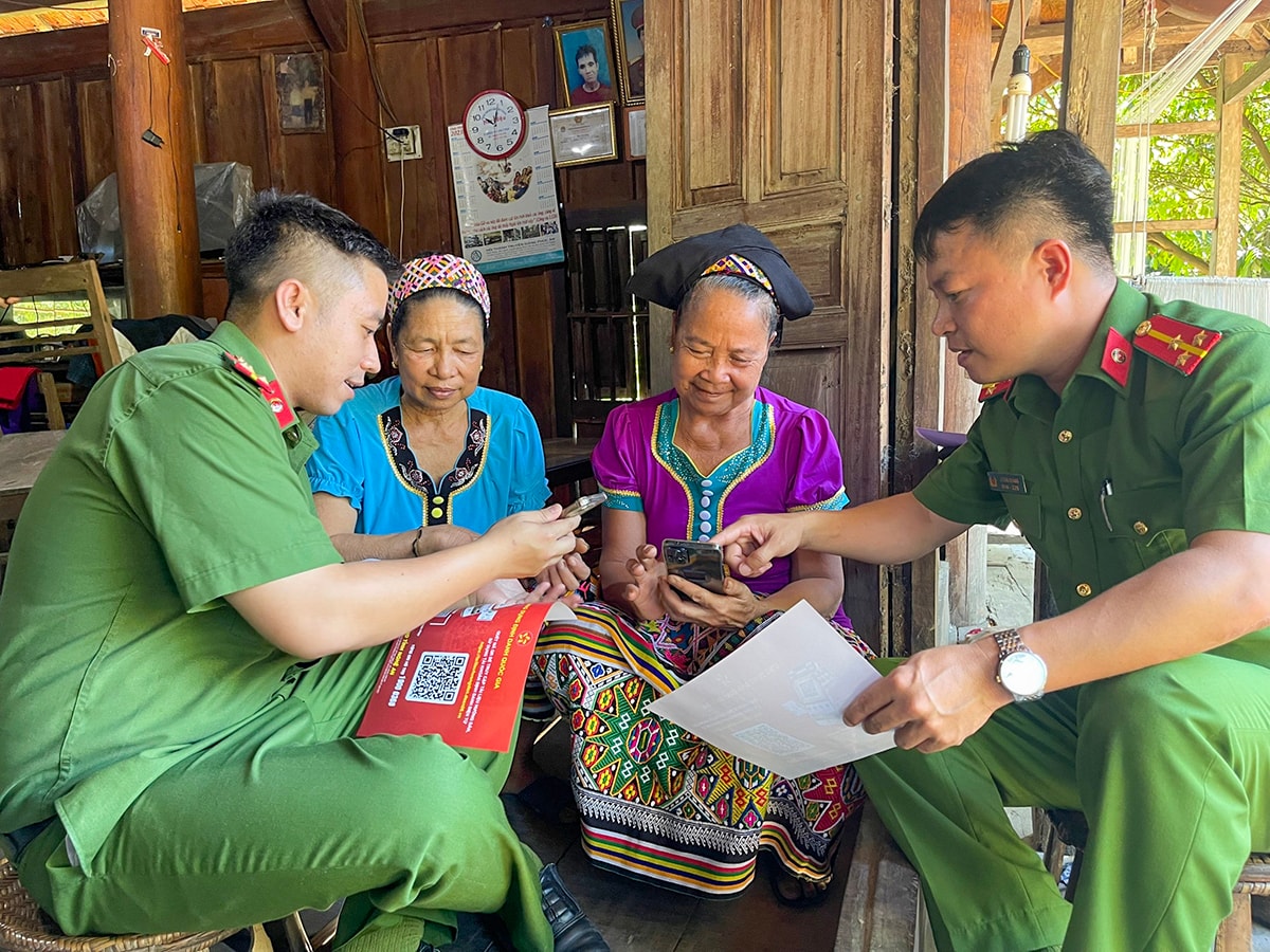 Công an xã Ngọc Lâm (Thanh Chương) hướng dẫn người dân cài đặt định danh điện tử.