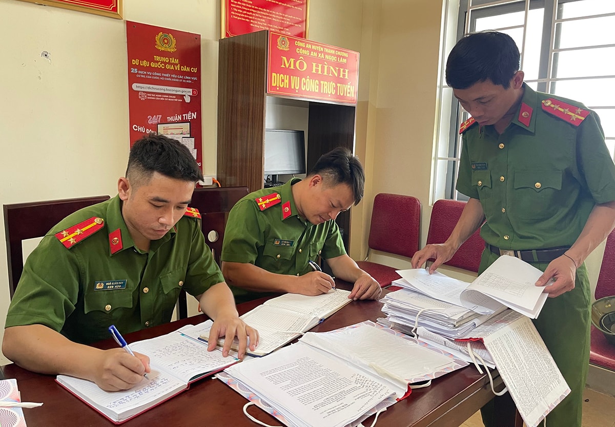 Công an xã Ngọc Lâm (Thanh Chương) rà soát số công dân đã cài đặt định danh điện tử.