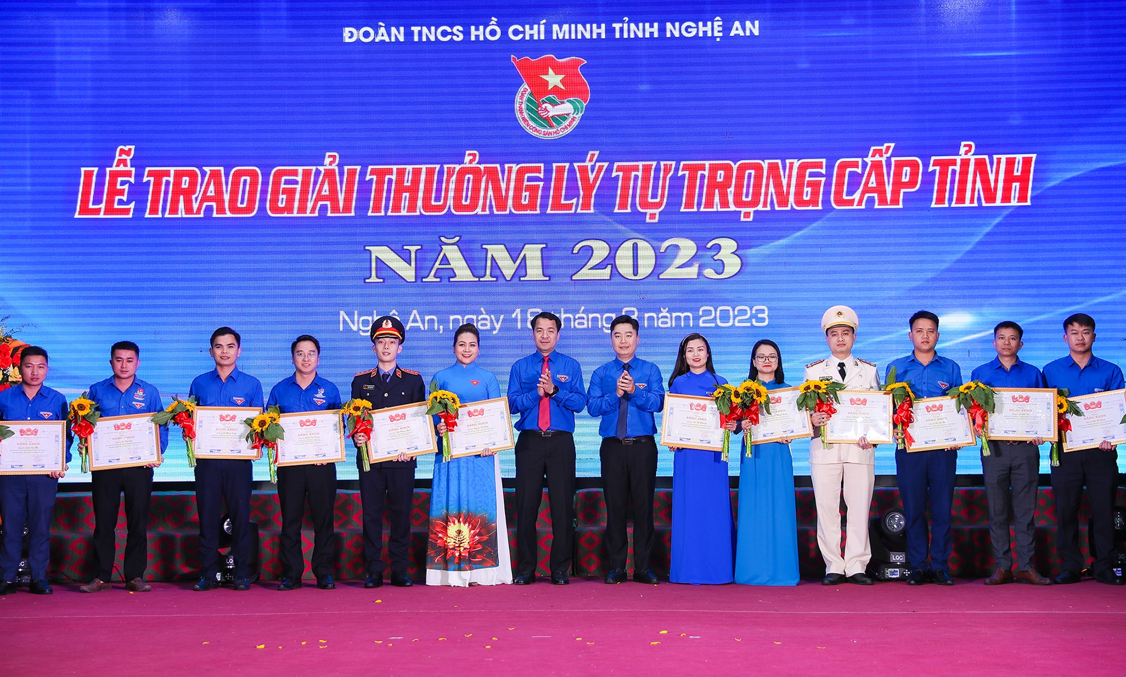Nhiều cán bộ Đoàn tiêu biểu đã được các cấp, ngành tuyên dương, khen thưởng. Trong ảnh: Đại diện Trung ương Đoàn và Thường trực Tỉnh đoàn Nghệ An trao Bằng khen cho các cán bộ Đoàn đạt Giải thưởng Lý Tự Trọng cấp tỉnh năm 2023.