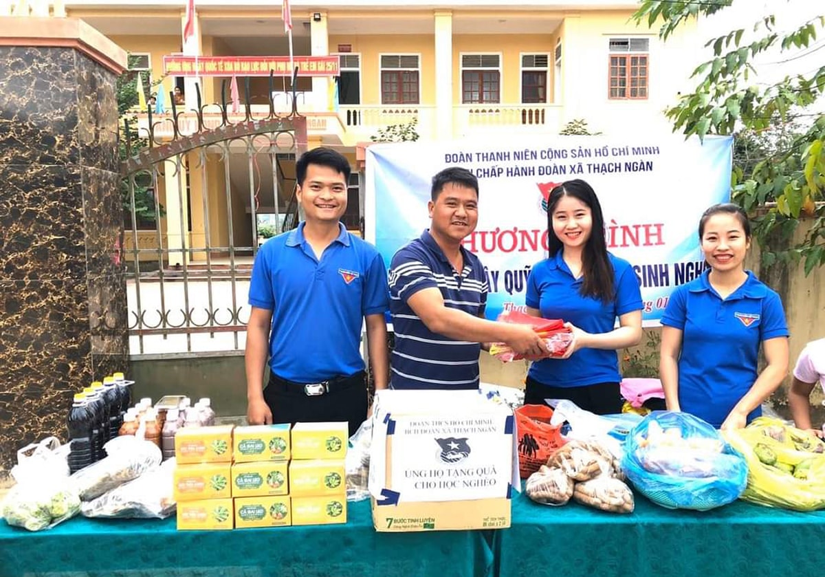 Nguyên Phó Bí thư Đoàn xã Thạch Ngàn (Con Cuông) Vy Văn Lâm (bìa trái) đã từng là một nhân tố năng nổ, nhiệt huyết trong công tác Đoàn địa phương.