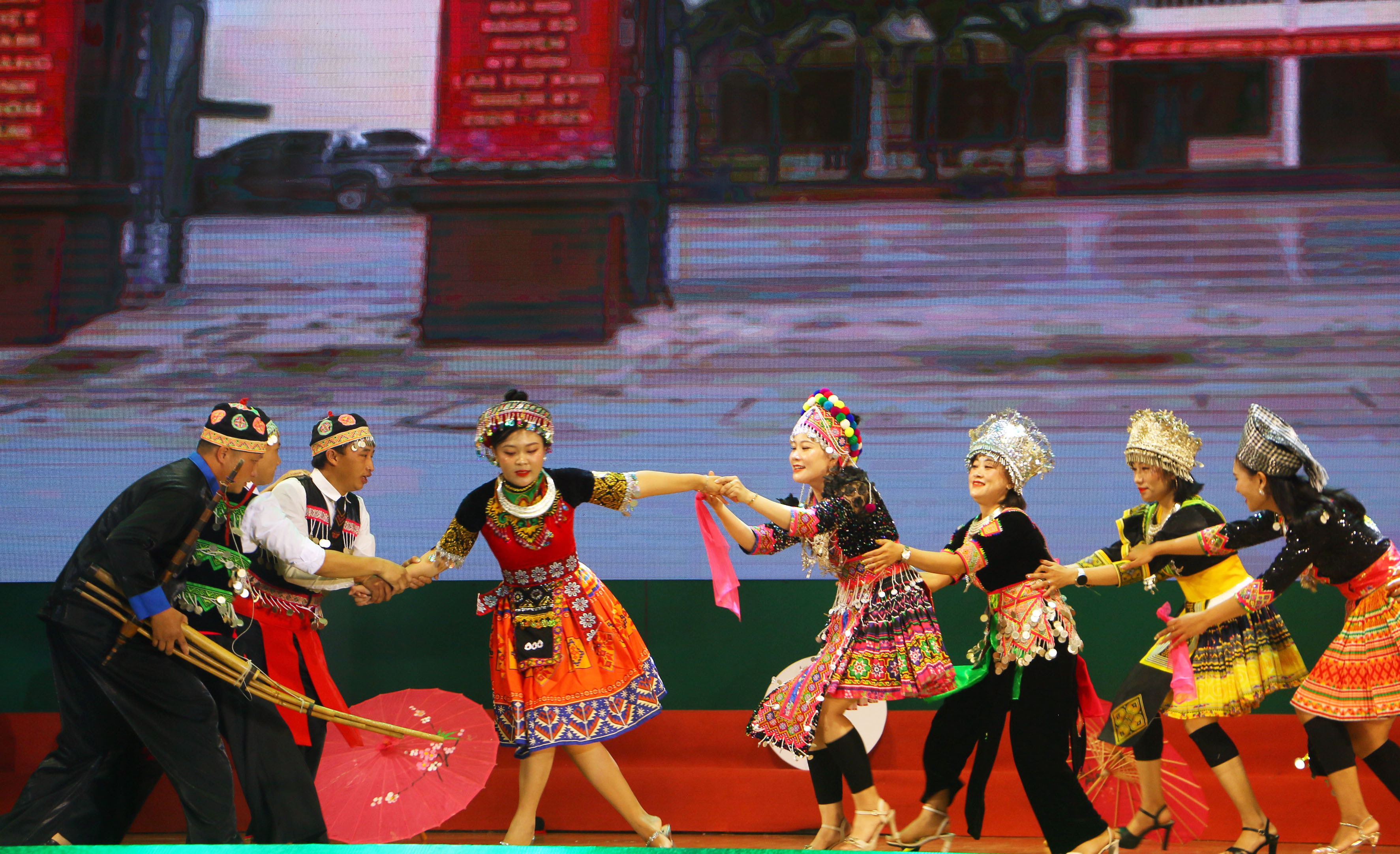 Phần thi giới thiệu mang đậm bản sắc văn hóa của đội thi của huyện Kỳ Sơn. Ảnh: An Quỳnh.