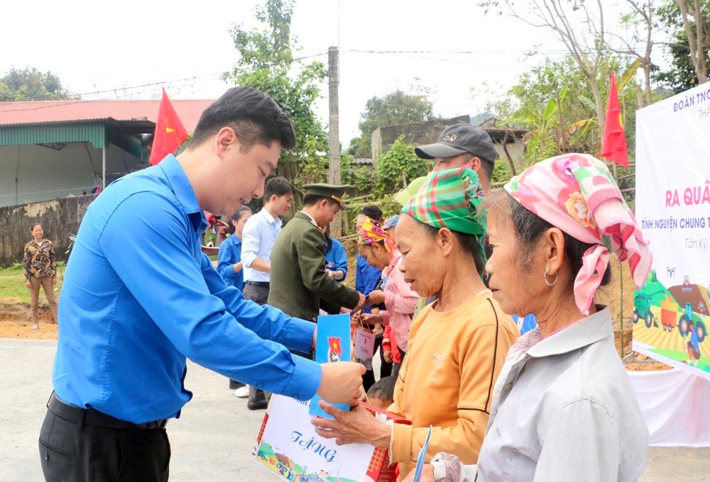 Bí thư Tỉnh đoàn Lê Văn Lương trao quà cho gia đình chính sách. Ảnh: CSCC