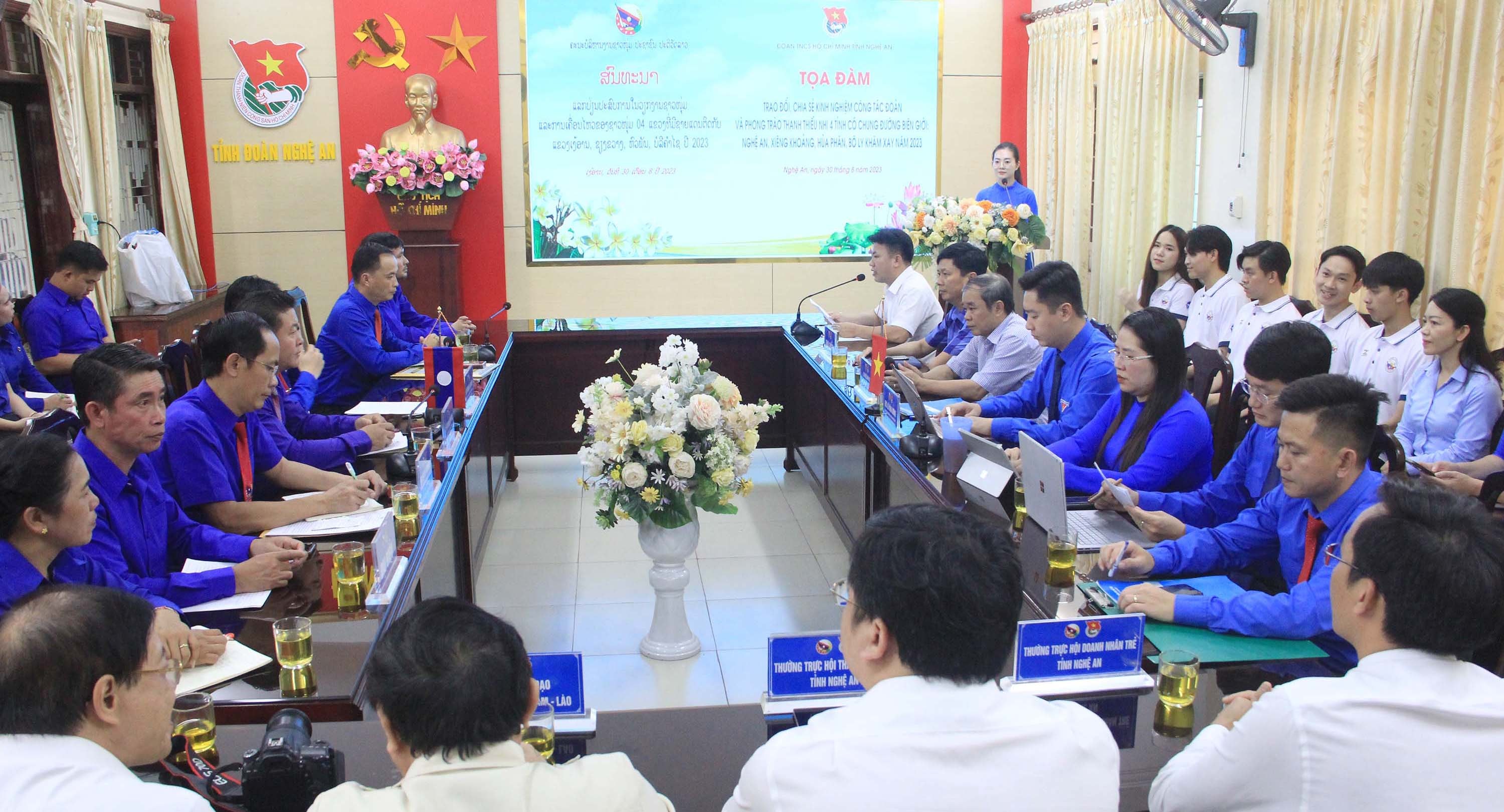 Tỉnh đoàn Nghệ An tổ chức buổi tọa đàm, chia sẻ kinh nghiệm công tác Đoàn và phong trào thanh thiếu nhi giữa Nghệ An và 3 tỉnh chung đường biên giới: Xiêng Khoảng, Hủa Phăn, Bôlykhămxay (nước Cộng hòa dân chủ nhân dân Lào). Ảnh: Thanh Quỳnh
