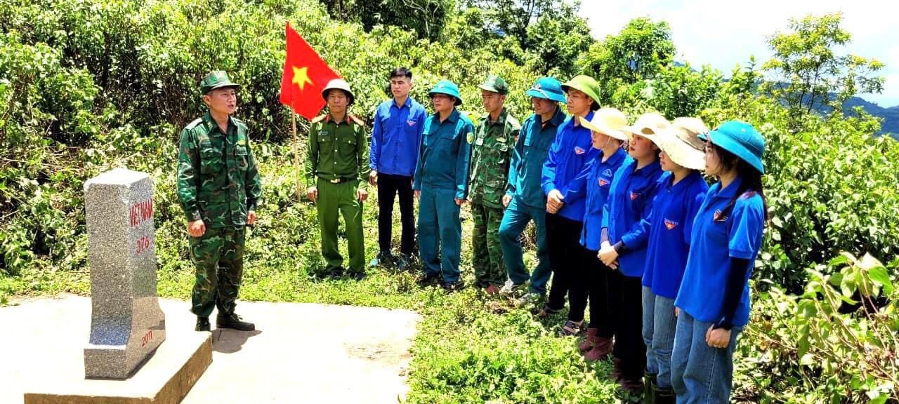 Đoàn xã Tri Lễ (Quế Phong) phối hợp với Chi đoàn Đồn Biên phòng, Chi đoàn Công An, BCH quân sự xã đi tuần tra, kiểm tra đường biên mốc giới. Ảnh: CSCC