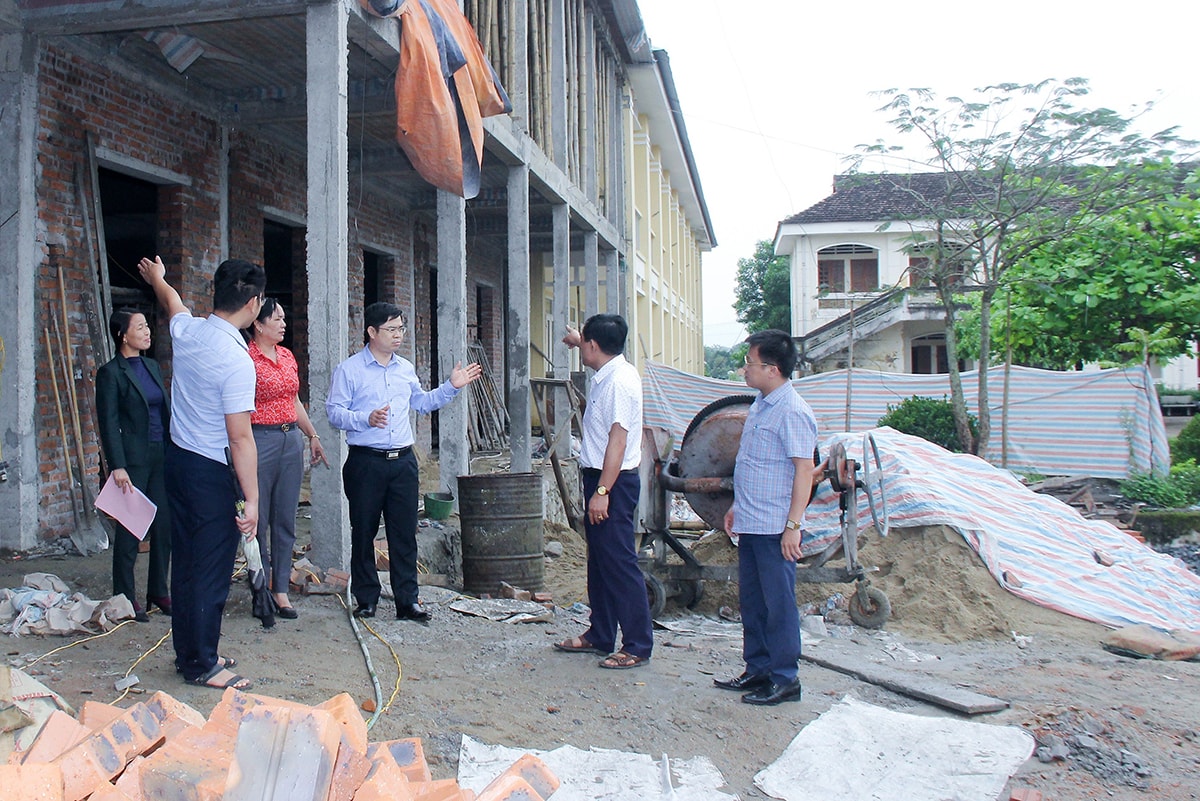Đồng chí Trình Văn Nhã - Phó Bí thư Huyện uỷ, Chủ tịch UBND huyện kiểm tra tiến độ xây dựng nông thôn mới kiểu mẫu tại xã Thanh Lĩnh. Ảnh: Mai Hoa