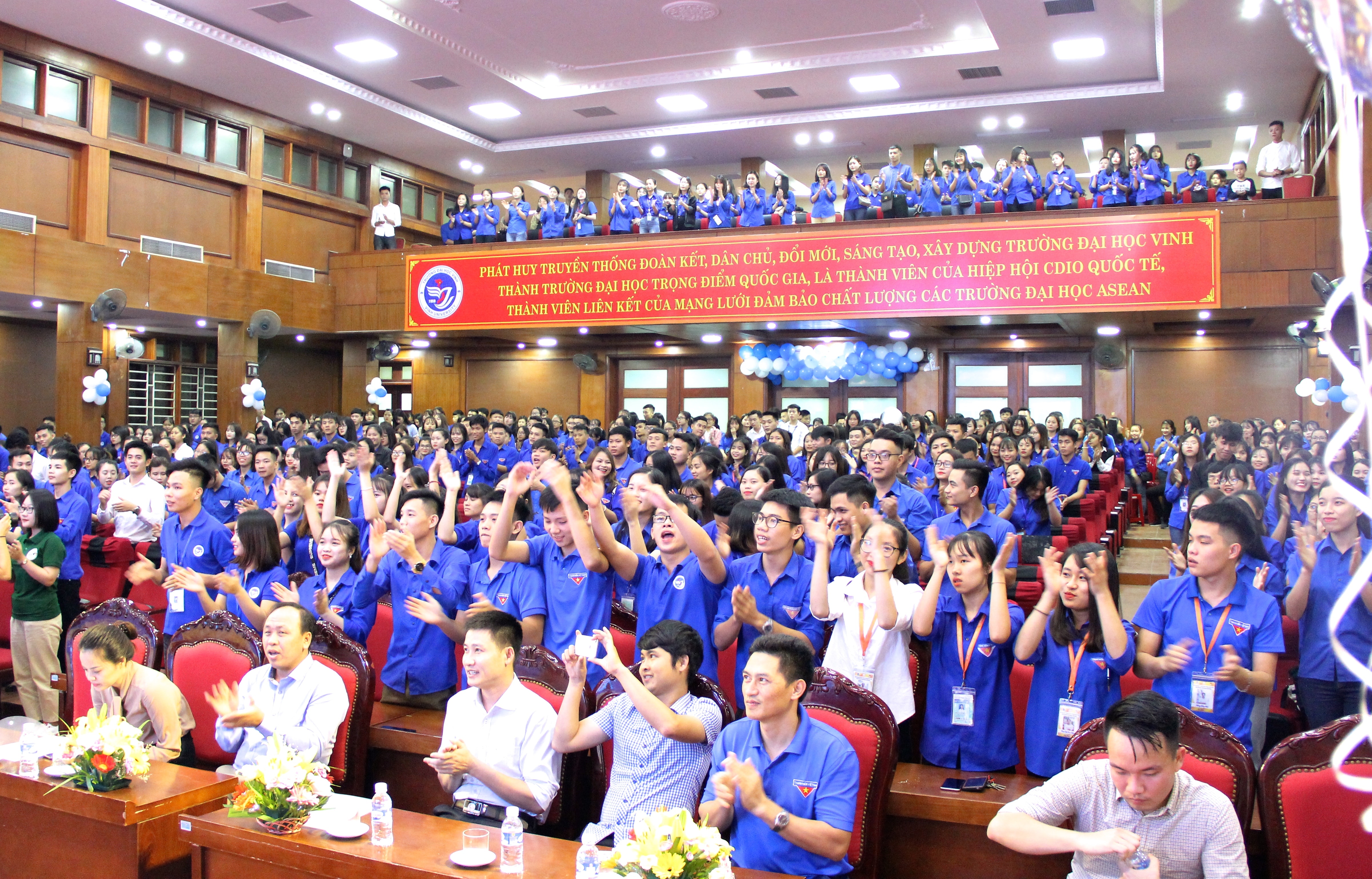 Hơn 700 tình nguyện viên khuấy động không khí tại lễ tổng kết Chiến dịch tình nguyện Hè của Đoàn trường Đại học Vinh. Ảnh tư liệu: Mỹ Nga