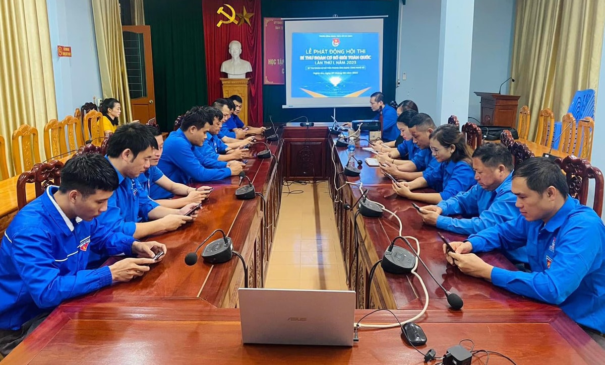 Hưởng ứng cuộc thi Bí thư Đoàn cơ sở giỏi tại điểm cầu của Huyện đoàn Kỳ Sơn. Ảnh: CSCC