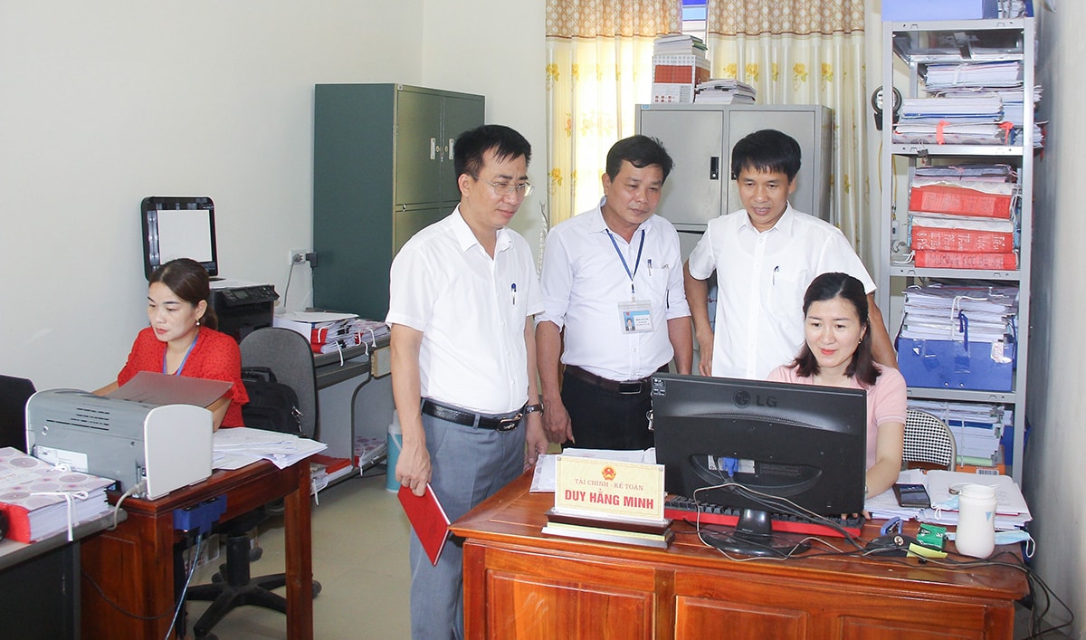 Lãnh đạo các ban Đảng, Huyện ủy Thanh Chương kiểm tra việc thực hiện nhiệm vụ của cán bộ, công chức tại xã Thanh Phong. Ảnh: Mai Hoa