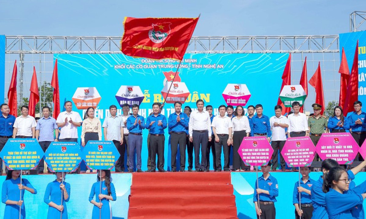 Phát động chiến dịch ra quân tình nguyện Hè năm 2023. Ảnh: Đình Tuyên
