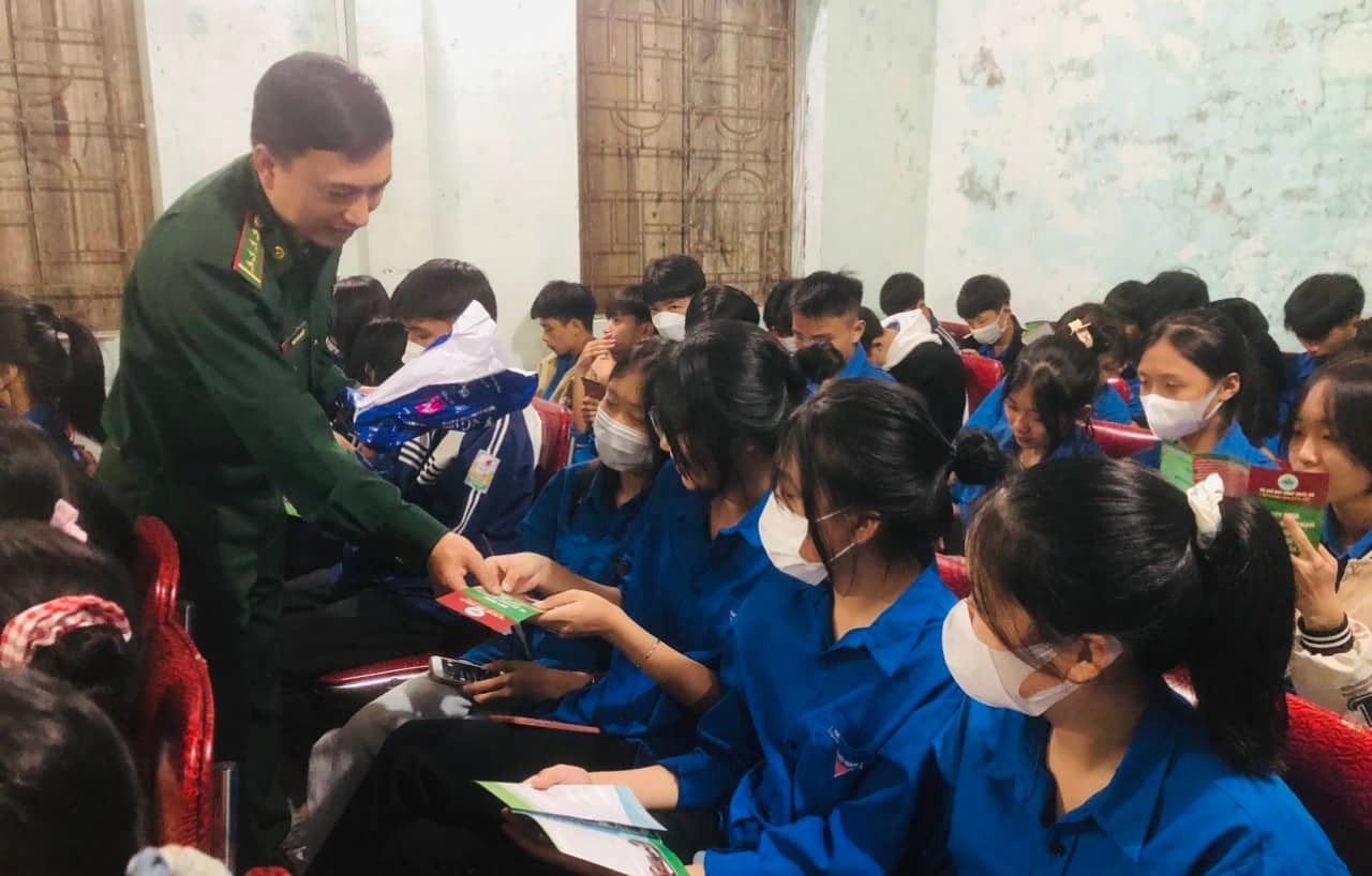 Tuyên truyền giáo dục pháp luật cho đoàn viên, thanh niên tại khu vực biên giới. Ảnh: CSCC