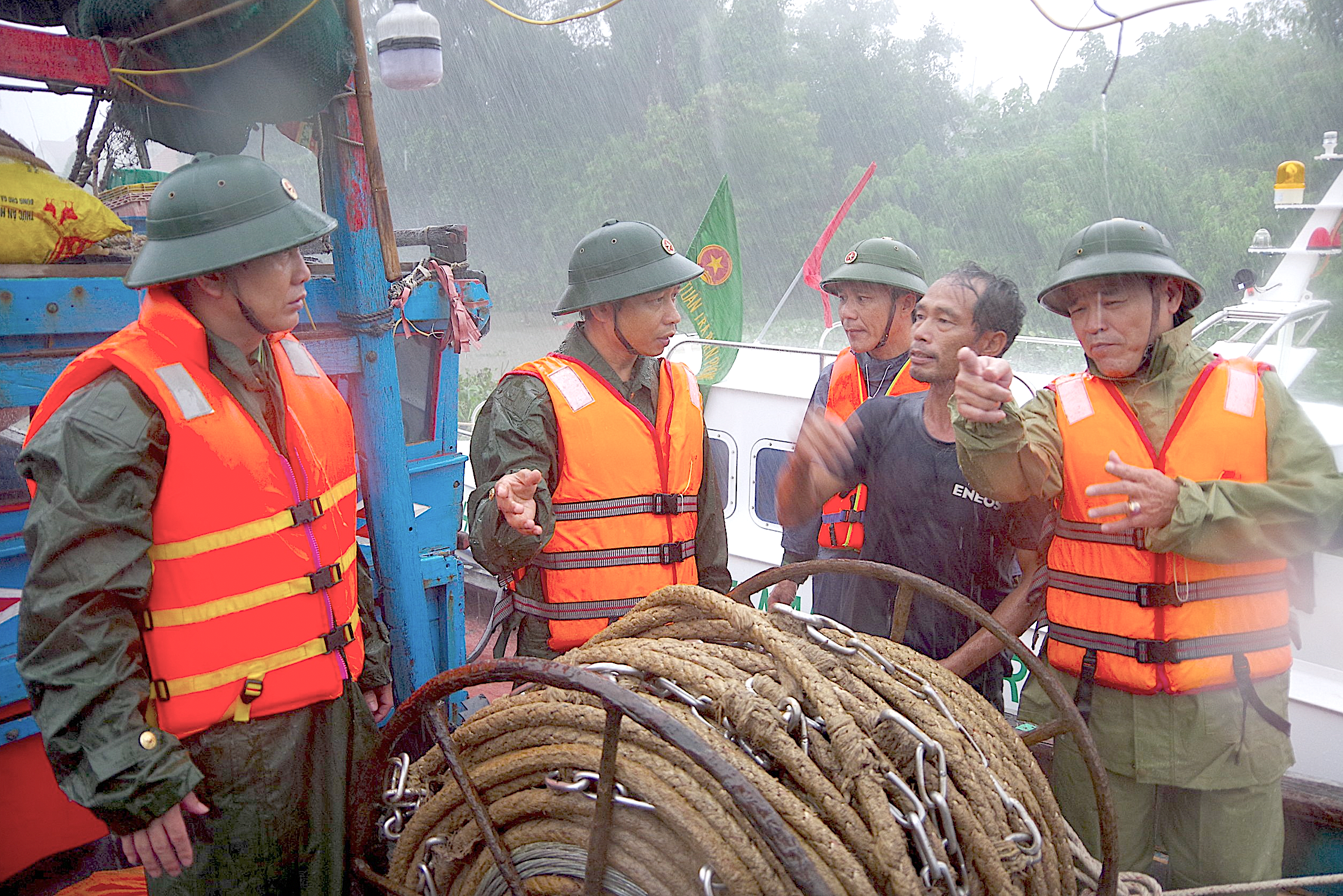 bna_Đại tá Nguyễn Văn Hậu (thứ 2 trái sang) chỉ đạo các đơn vị Biên phòng giúp dân phòng chống thiên ..png