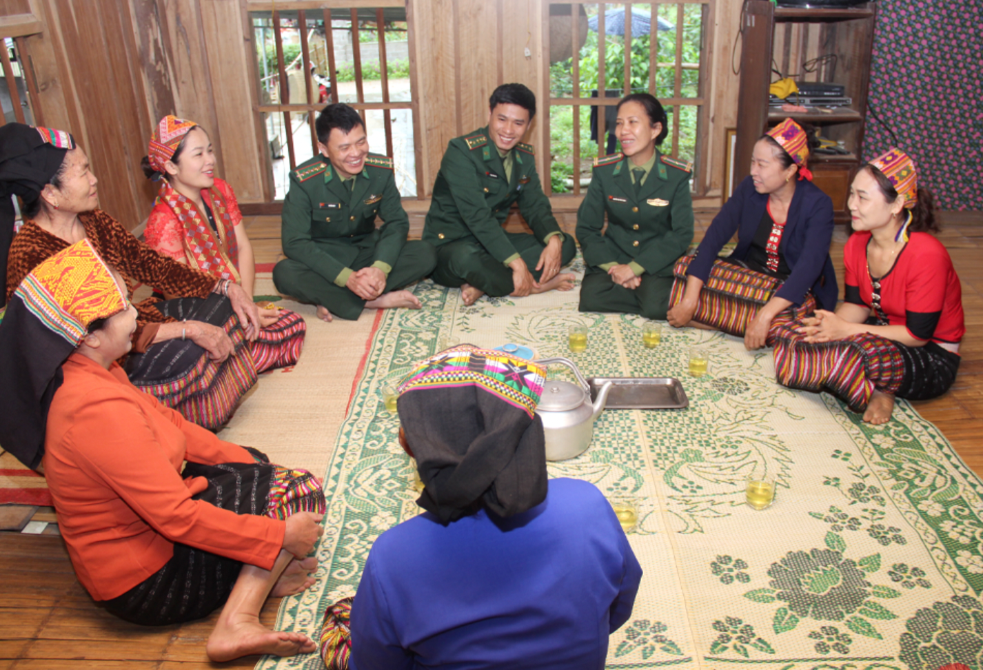 bna_Trung tá Nguyễn Thị Trần Thanh tham gia sinh hoạt CLB Phụ nữ bảo vệ biên giới ở Môn Sơn.png