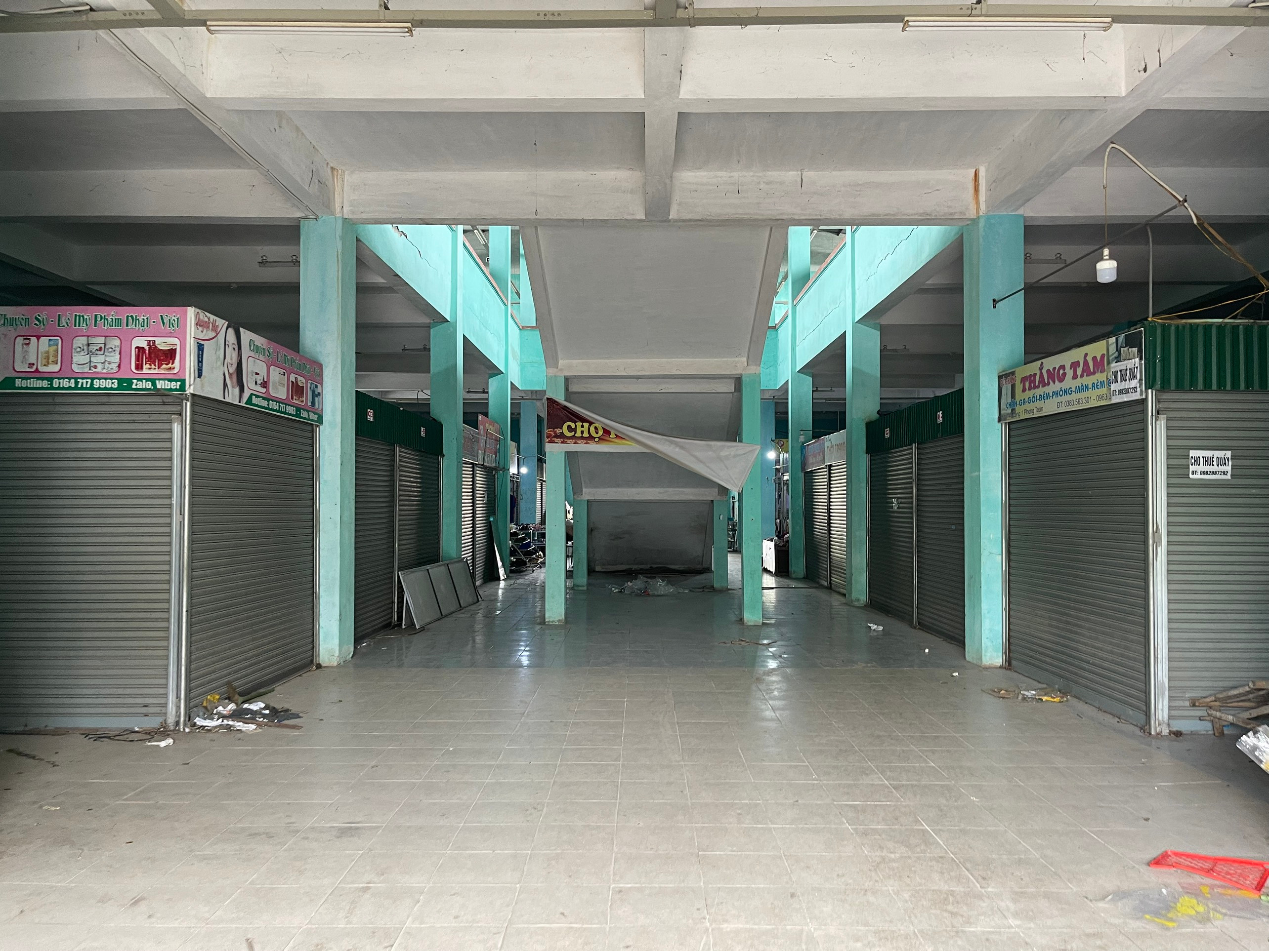 BNA_Nhiều gian hàng tại tầng 1 của chợ Phong Toàn bị bỏ trống vì không có ai thuê. Ảnh- Tiến Đông.jpg