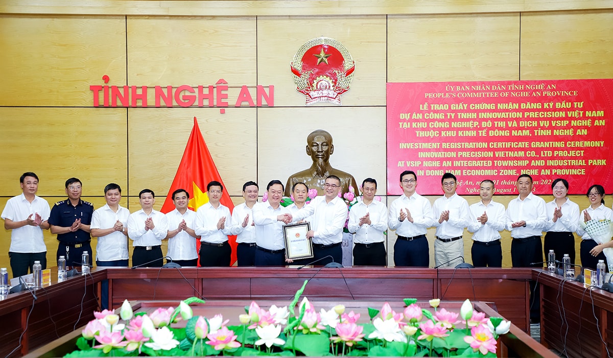 Lãnh đạo tỉnh Nghệ An trao giấy chứng nhận đăng ký đầu tư dự án FDI trị giá 165 triệu USD cho Tập đoàn Shandong Innovation Metal Technology. Ảnh: Phạm Bằng