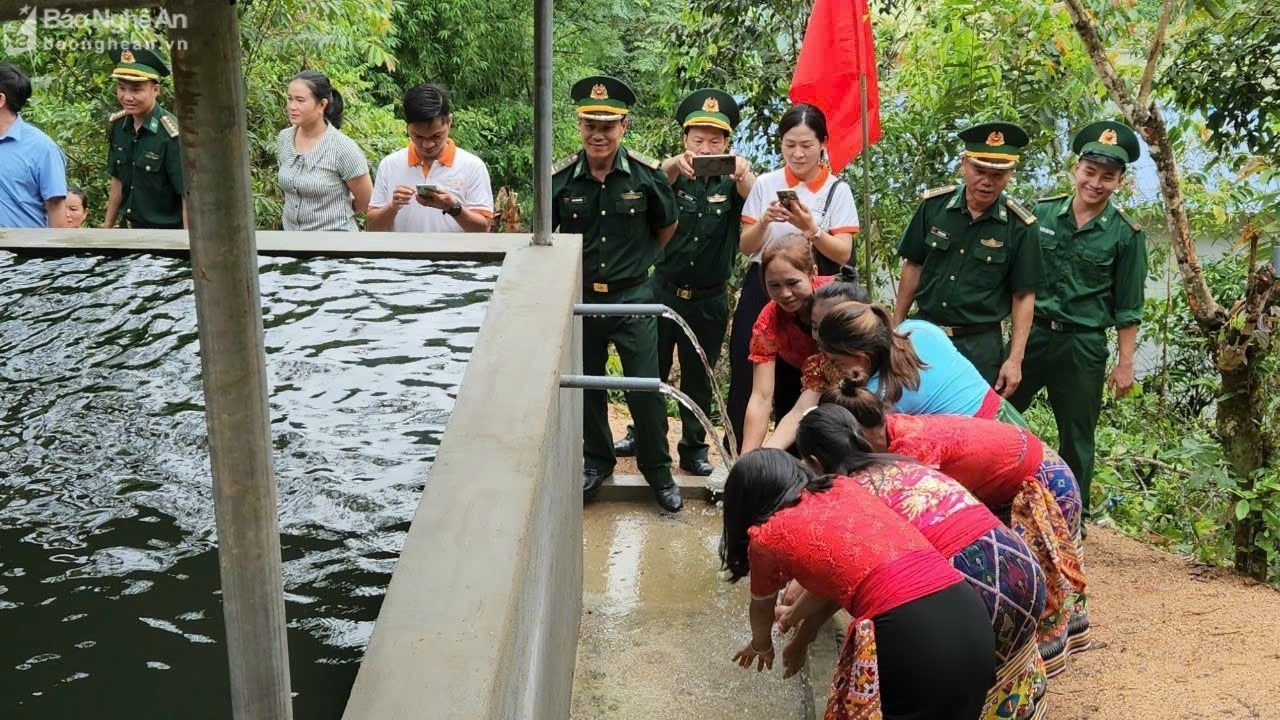Nhờ có công trình bể nước quân dân do đồn biên phòng Nhôn Mai và nhà tài trợ xây tặng người dân bản Na Lợt không còn nỗi lo thiếu nước sạch nữa2.jpg