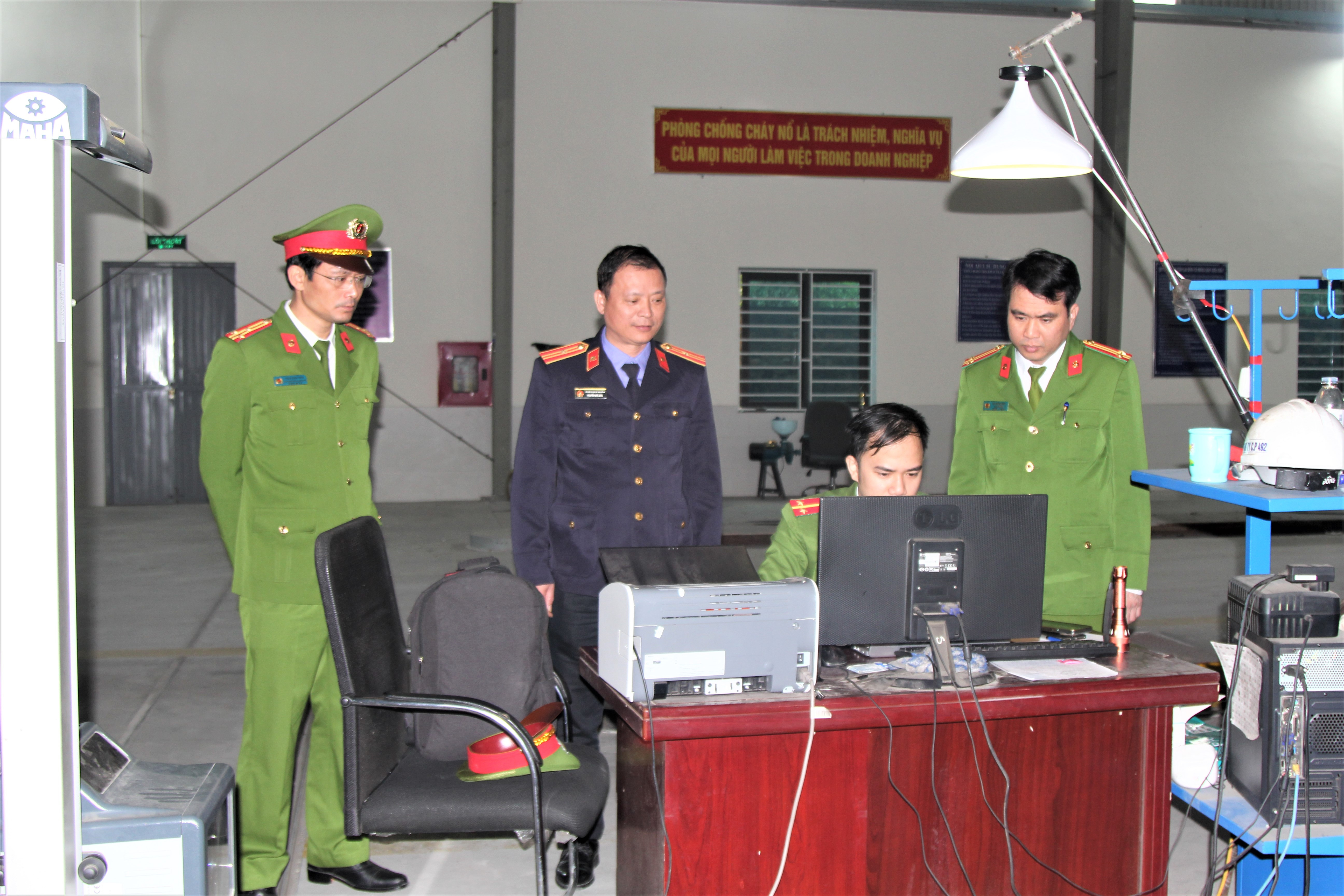 bna_Lực lượng chức năng tiến hành khám xét Trung tâm Đăng kiểm xe cơ giới 37-09D. Ảnh tư liệu Minh Khôi.jpeg