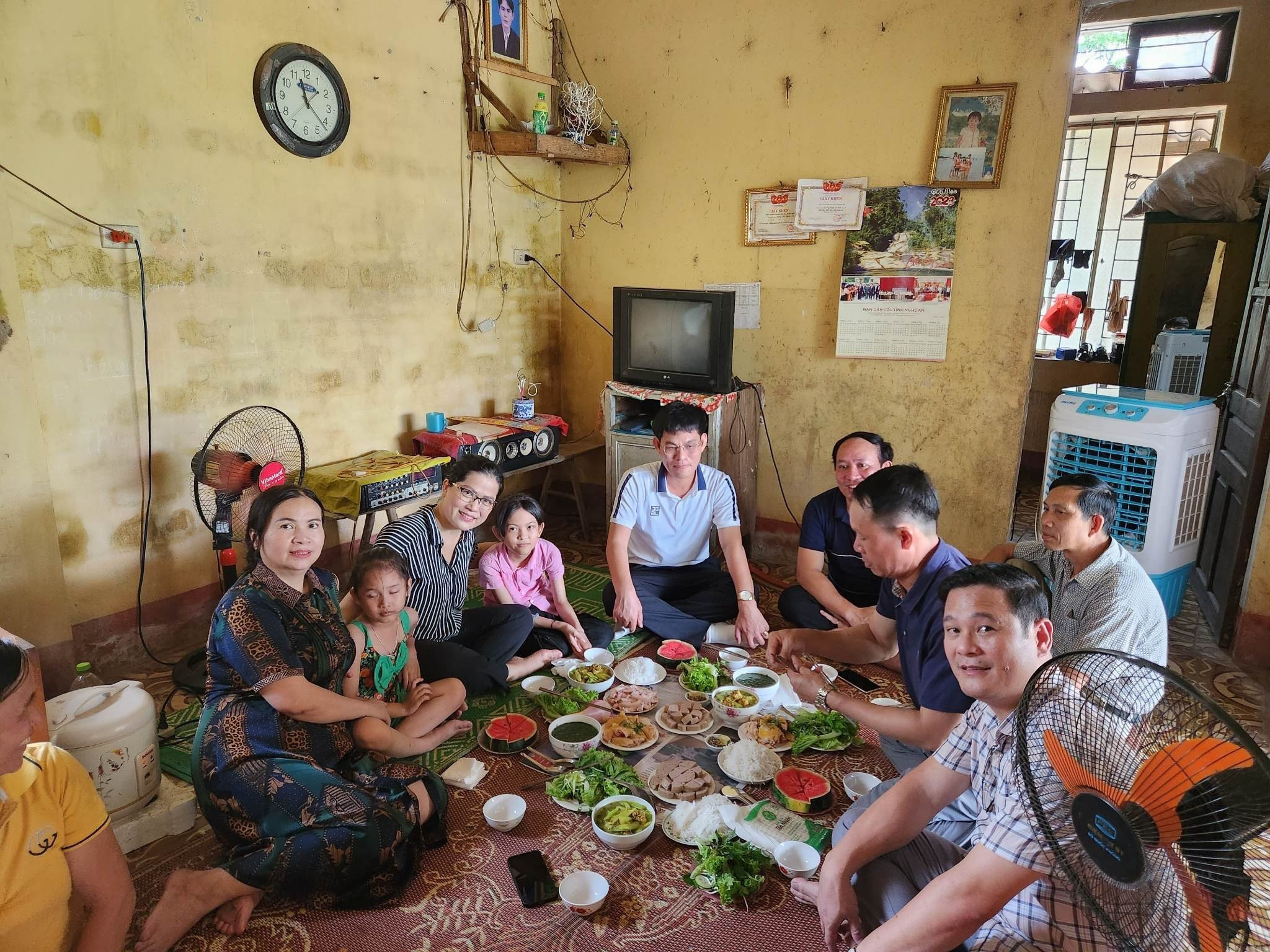 bna_Bữa cơm gia đình ấm cùng mà những cán bộ công đoàn Cơ quan Đảng uỷ khối dành cho mẹ con cháu Nhi (1).jpg