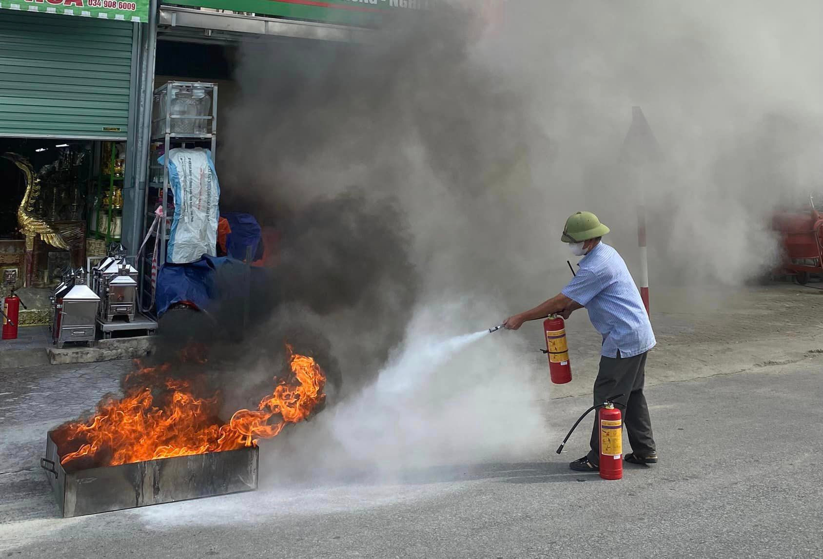 bna_Người dân tại xã Nghi Trung (Nghi Lộc) thực hành sử dụng bình chữa cháy. ảnh pv.jpg