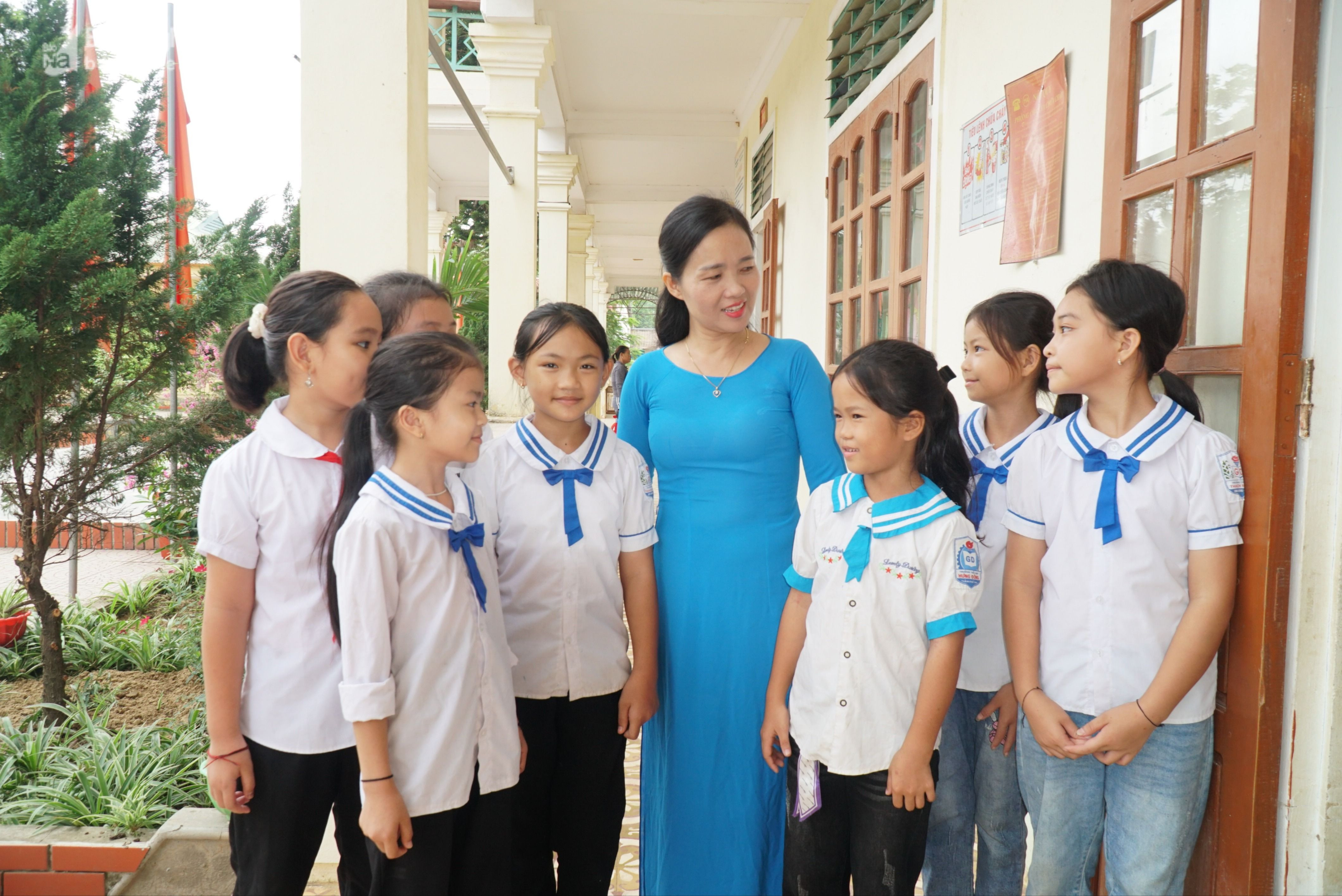 Niềm vui trong ngày tựu trường của giáo viên và học sinh Trường Tiểu học Thạch Ngàn (Con Cuông).JPG