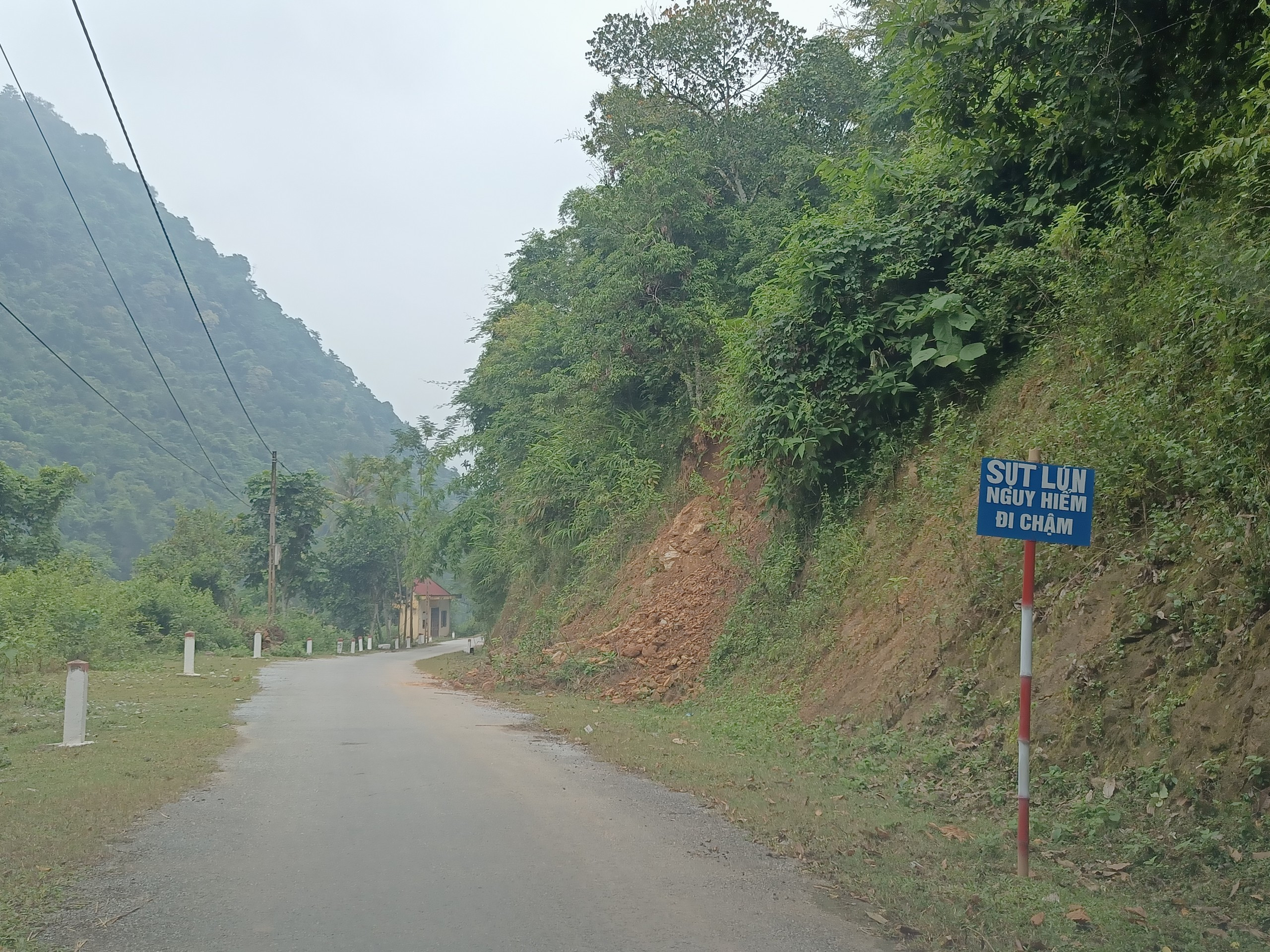 BNA_Một điểm sạt lở nguy hiểm trên tuyến đường từ xã Yên Na vào xã Yên Tĩnh. Ảnh Tiến Đông.jpg