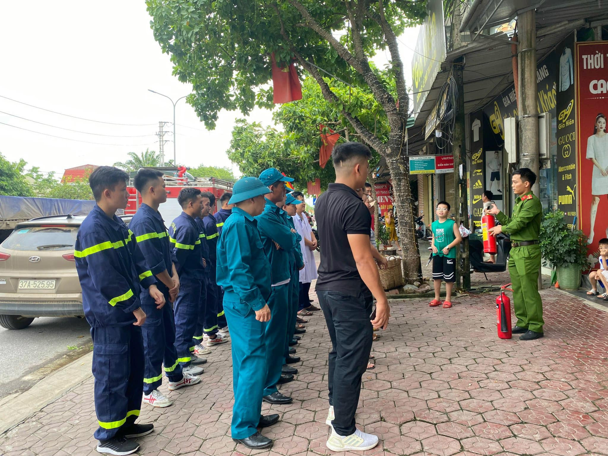 bna_Đội CC&CNCH số 6, Phòng Cảnh sát PCCC & CNCH tỉnh hướng dẫn người dân tại khối 5, thị trấn Con Cuông sử dụng bình chữa cháy. ảnh pv.jpg