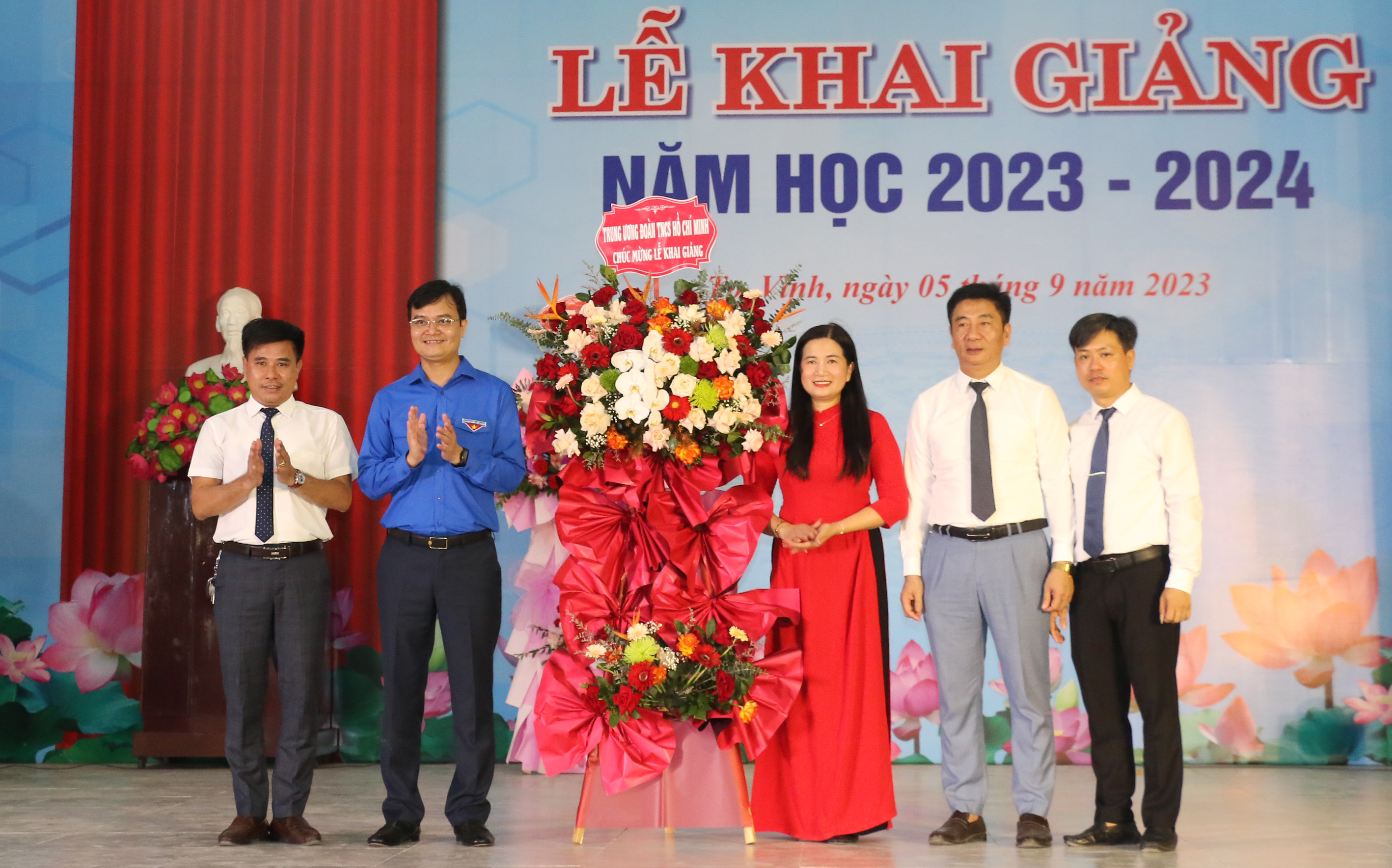 bna_Đồng chí Nguyễn Quang Huy tặng lãng hoa chúc mừng năm học mới. Ảnh - Mỹ Hà.jpeg