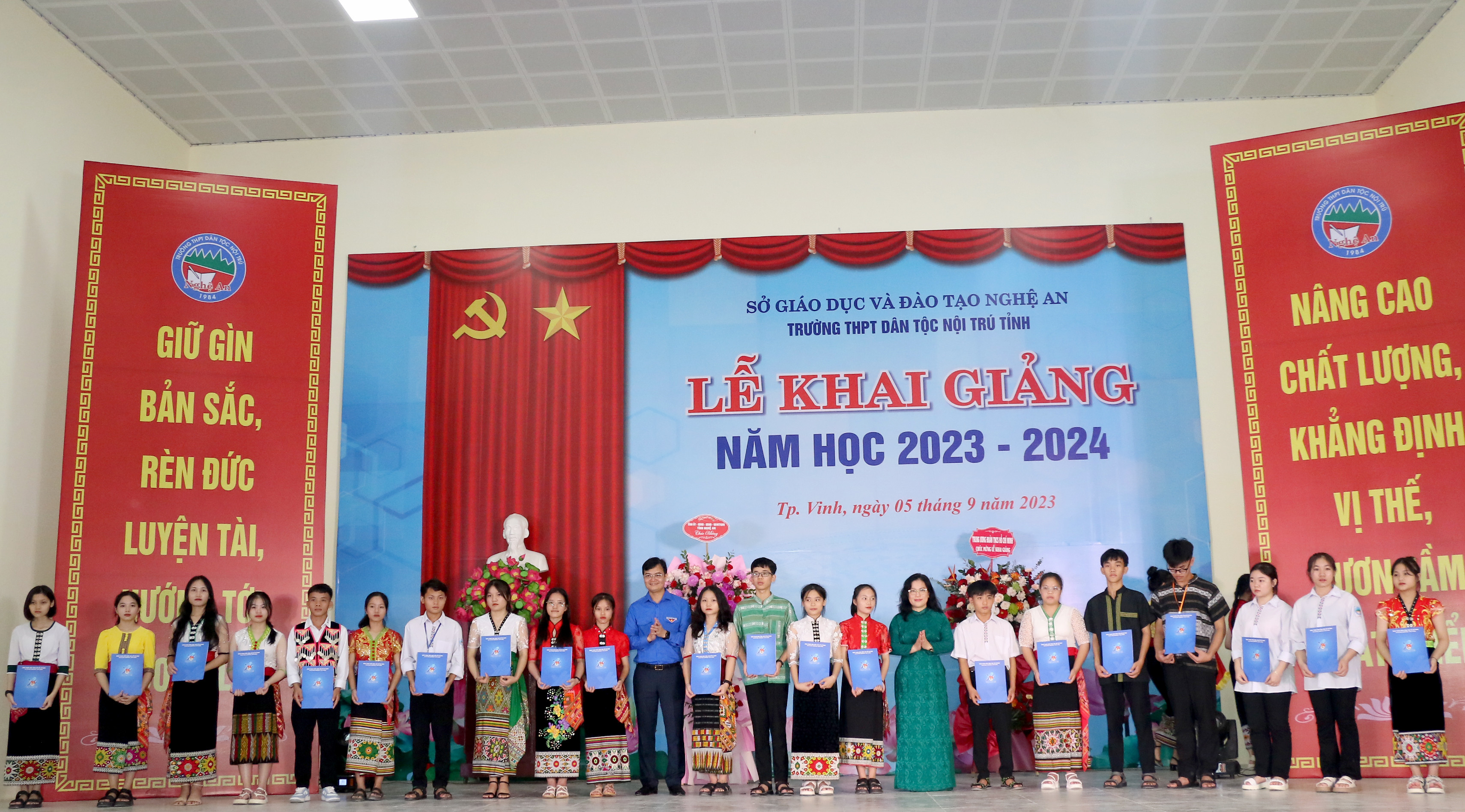 bna_Đồng chí Nguyễn Quang Huy và Nguyễn Thị Kim Chi trao học bổng cho học sinh của nhà trường. Ảnh - Mỹ Hà.jpeg