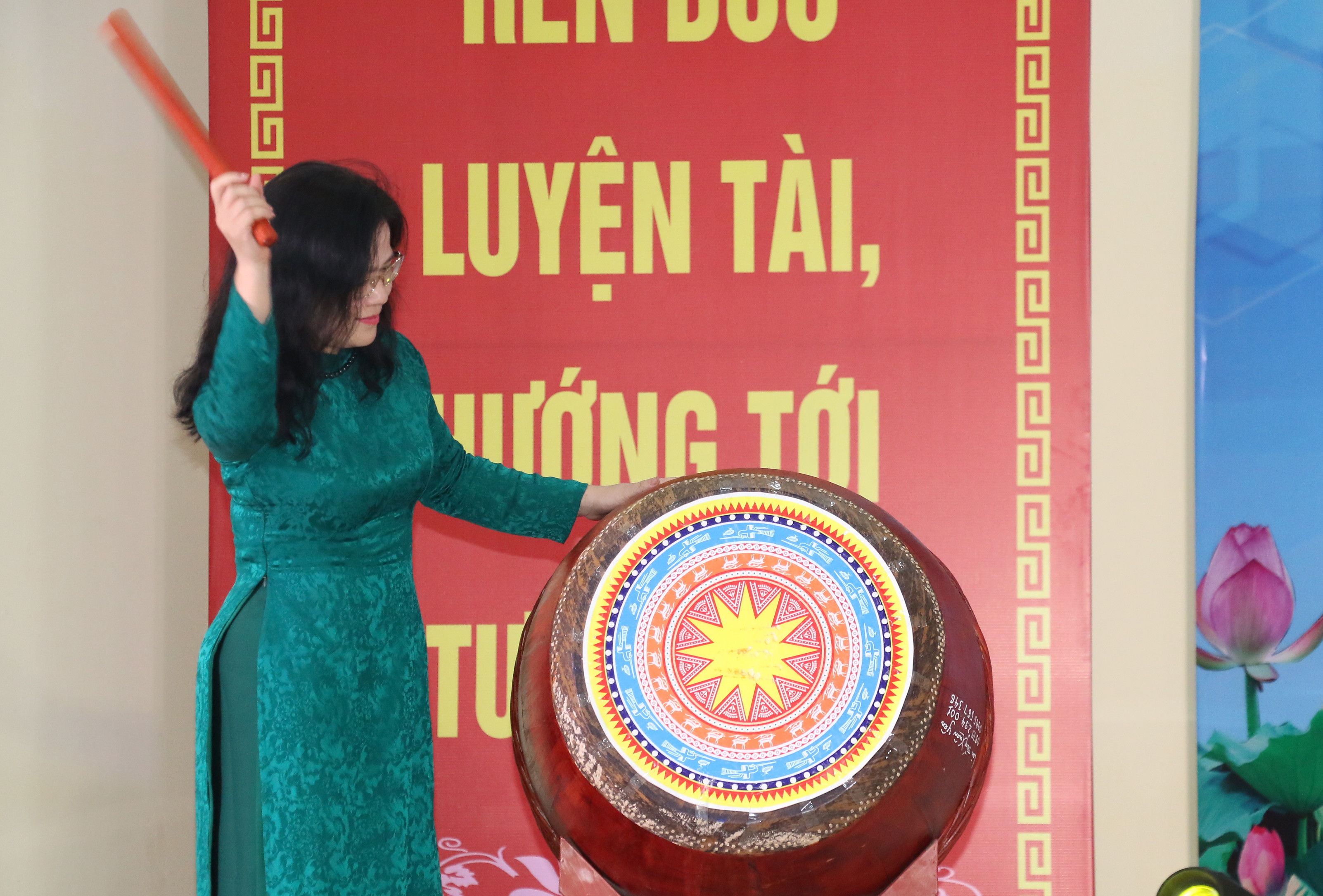 bna_Đồng chí Nguyễn Thị Kim Chi đánh trống khai giảng chào mừng năm học mới. Ảnh -- Mỹ Hà.jpeg