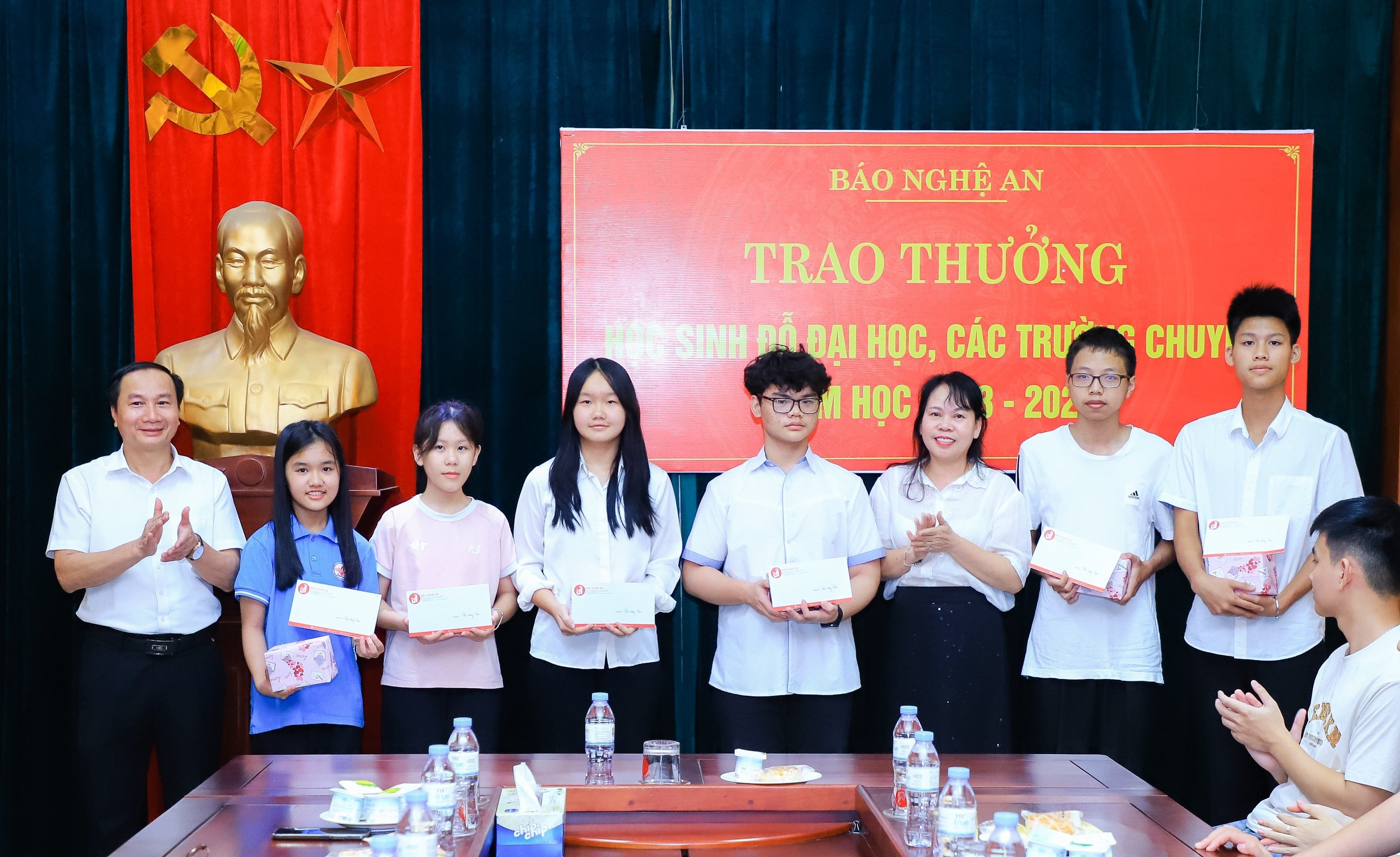 bna_trao thuong truong chuyen.jpg