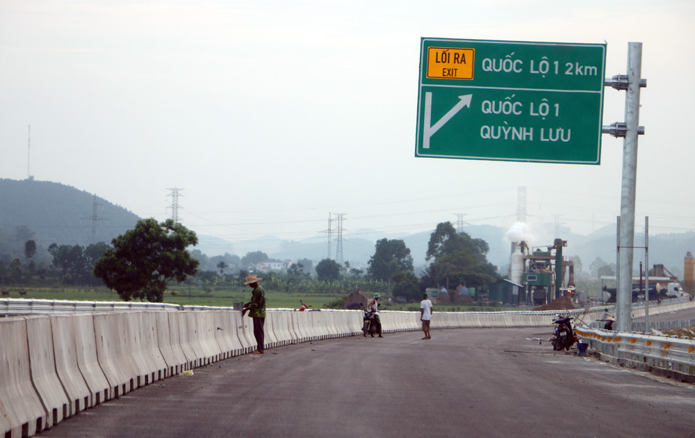 bna_Biển chỉ dẫn xuống Quốc lộ 48 theo hướng từ Vinh ra Hà Nội.jpg