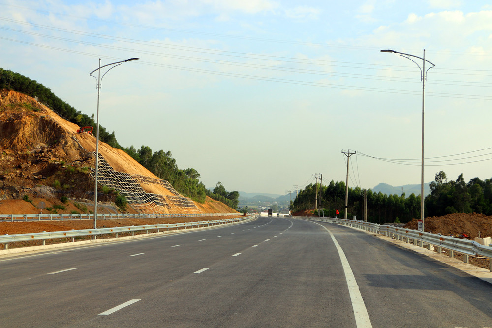 bna_ cao tốc Bắc Nam hướng vào TP Vinh đã rộng thênh thang rút ngắn thời gian từ Nghệ An đi Hà Nội còn 3 tiếng rưỡi.jpg