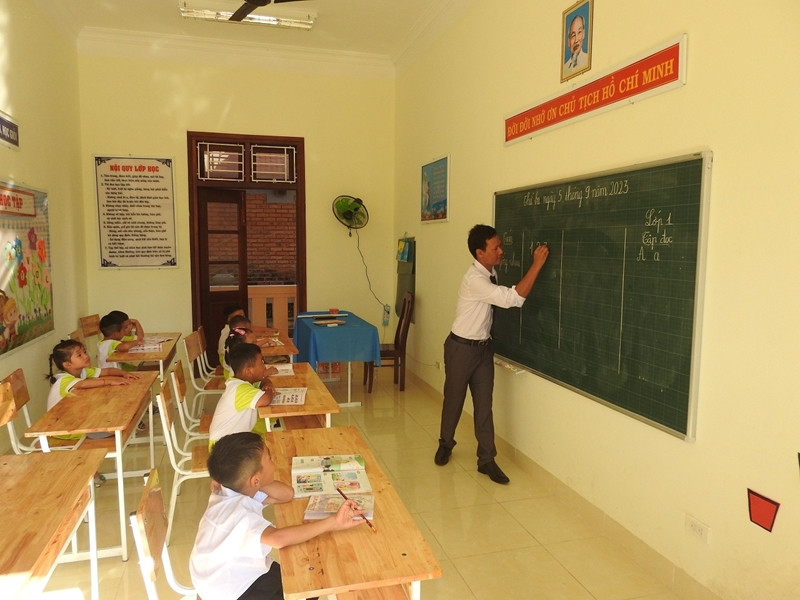 bna_Thầy giáo Nguyễn Công Qua trong giờ dạy học ngay sau khai giảng, ảnh Nguyễn Ninh.jpg