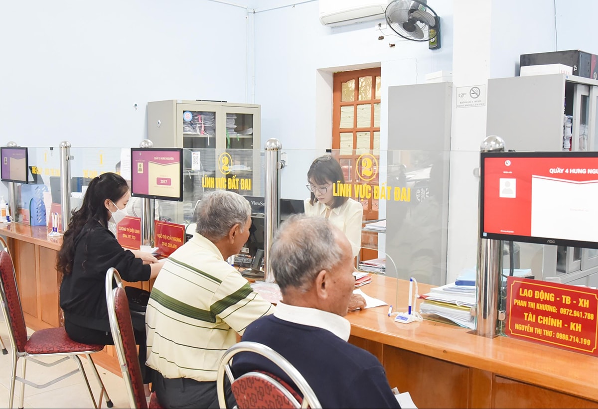 Người dân giao dịch tại Bộ phận một cửa huyện Hưng Nguyên. Ảnh: Thanh Lê