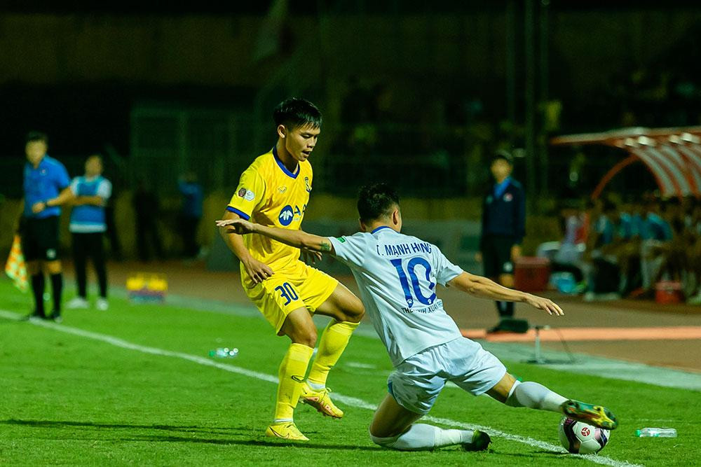 Hậu vệ trẻ Hồ Văn Cường một trong những trụ cột của hàng thủ U21 Sông Lam Nghệ An ( Ảnh VPF).jpg